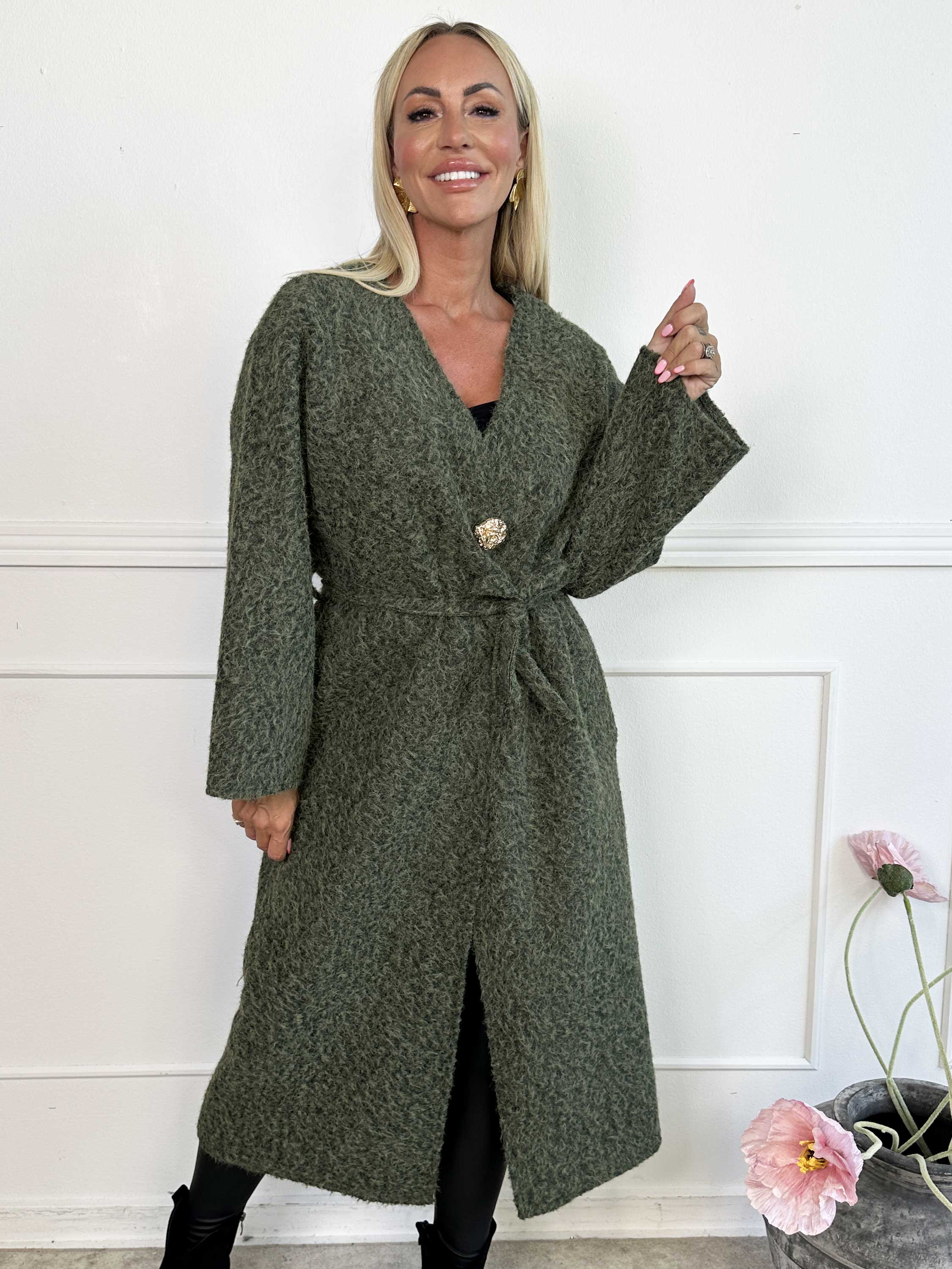 Solrun - Blød frakke med stor guld knap og bindebånd