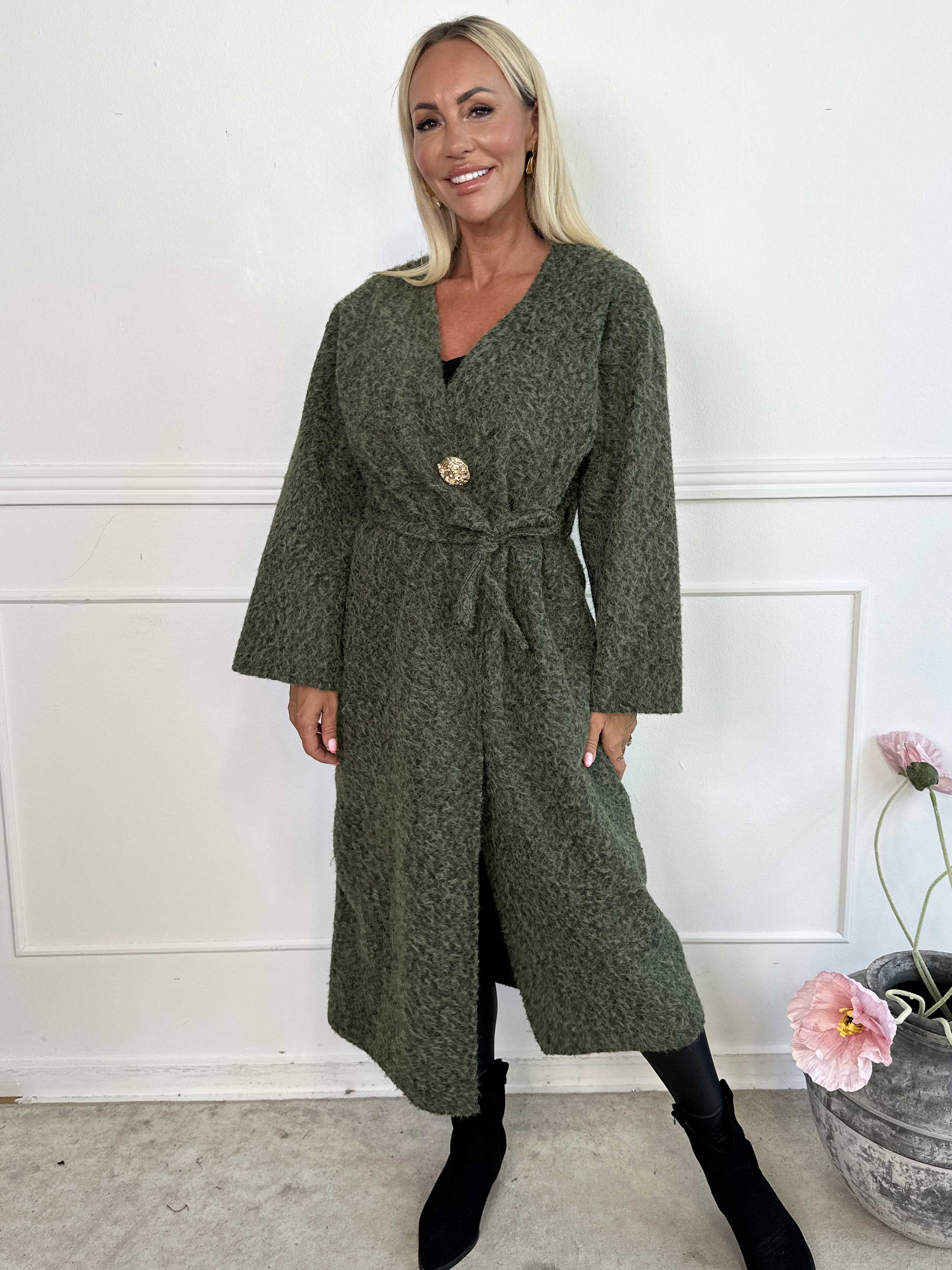 Solrun - Blød frakke med stor guld knap og bindebånd