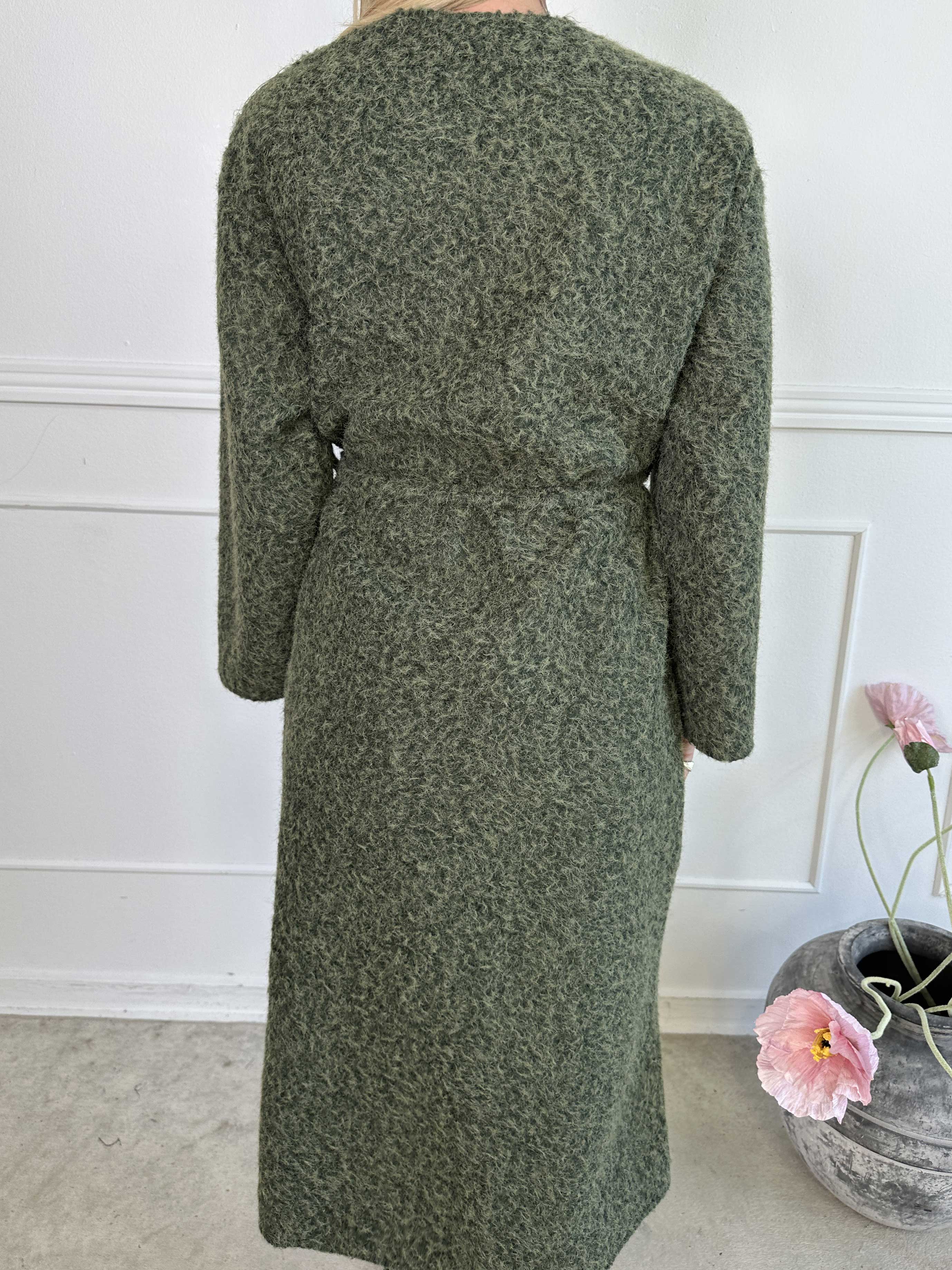 Solrun - Blød frakke med stor guld knap og bindebånd