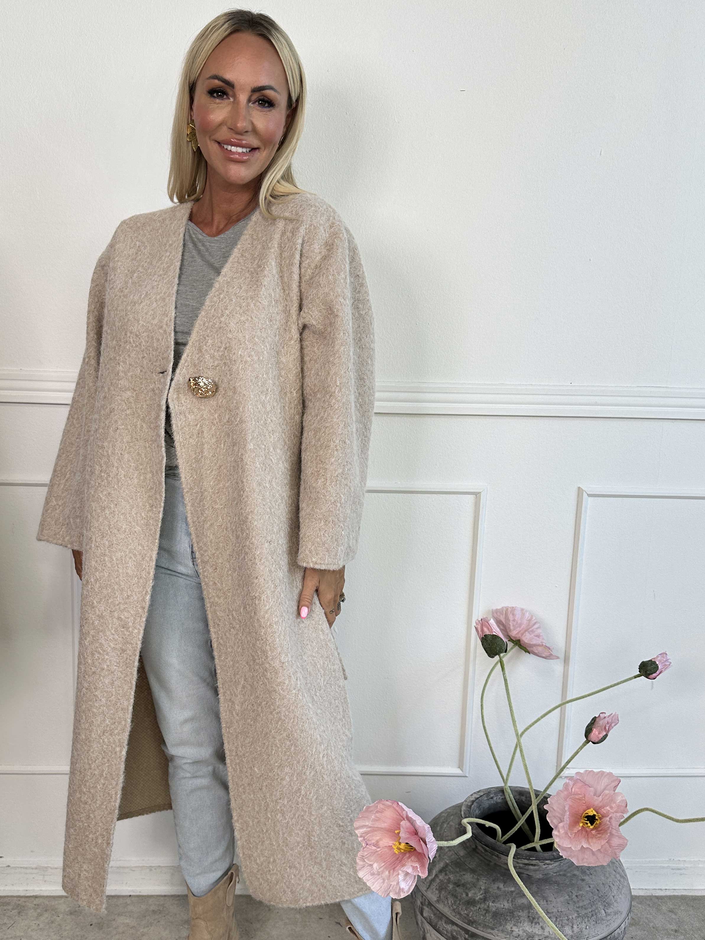 Solrun - Blød frakke med stor guld knap og bindebånd