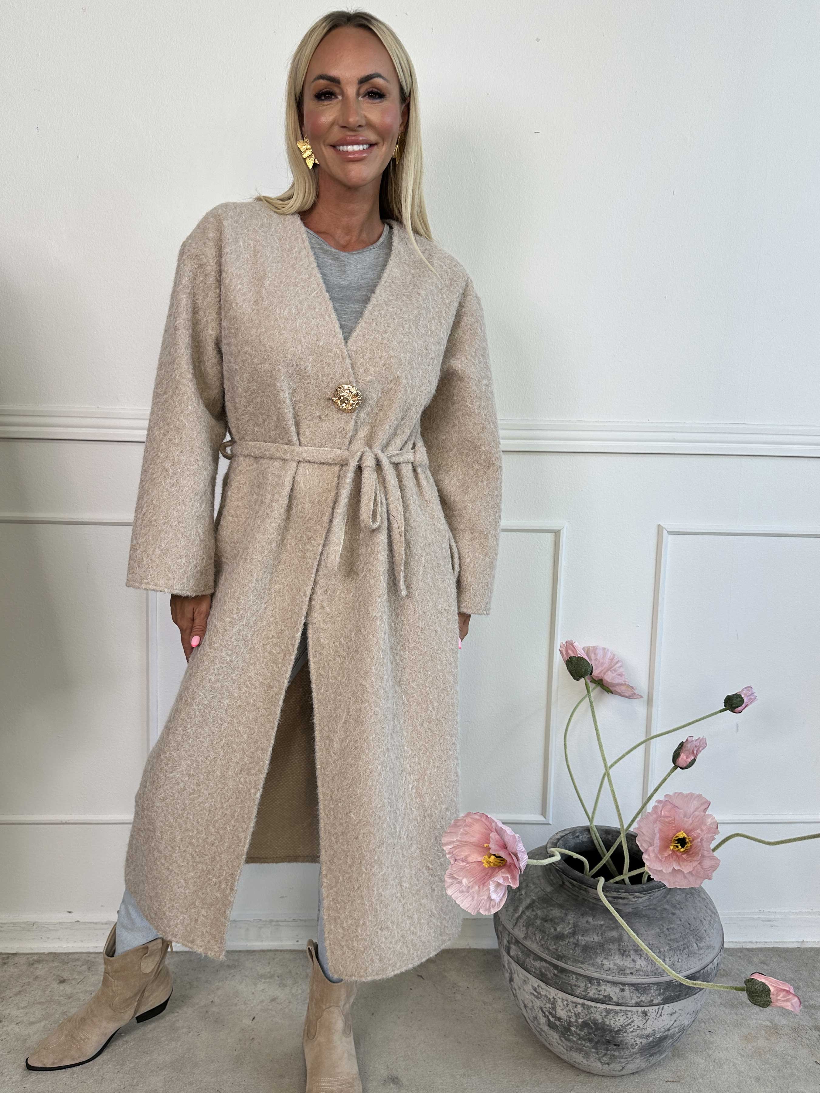 Solrun - Blød frakke med stor guld knap og bindebånd