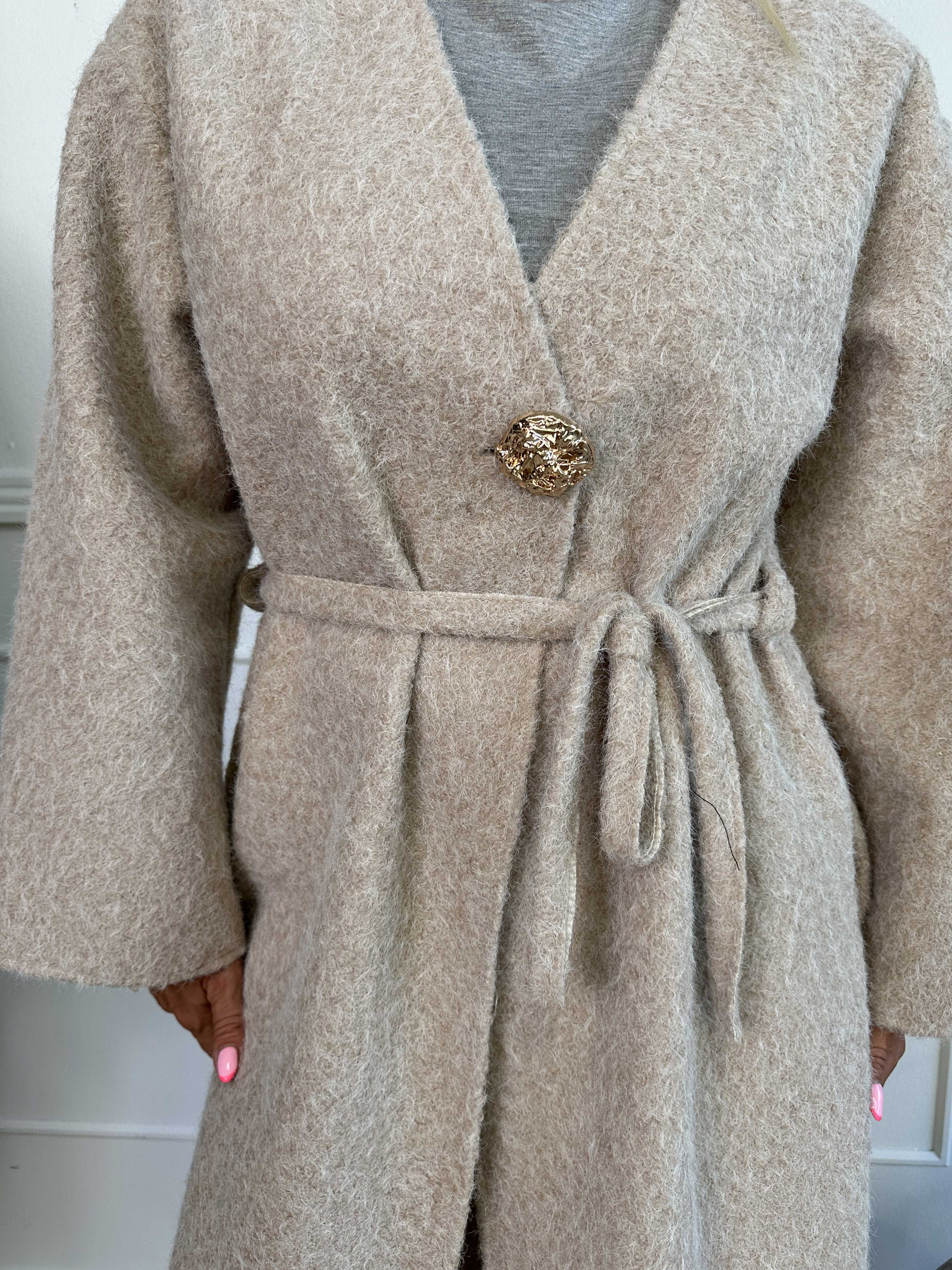 Solrun - Blød frakke med stor guld knap og bindebånd