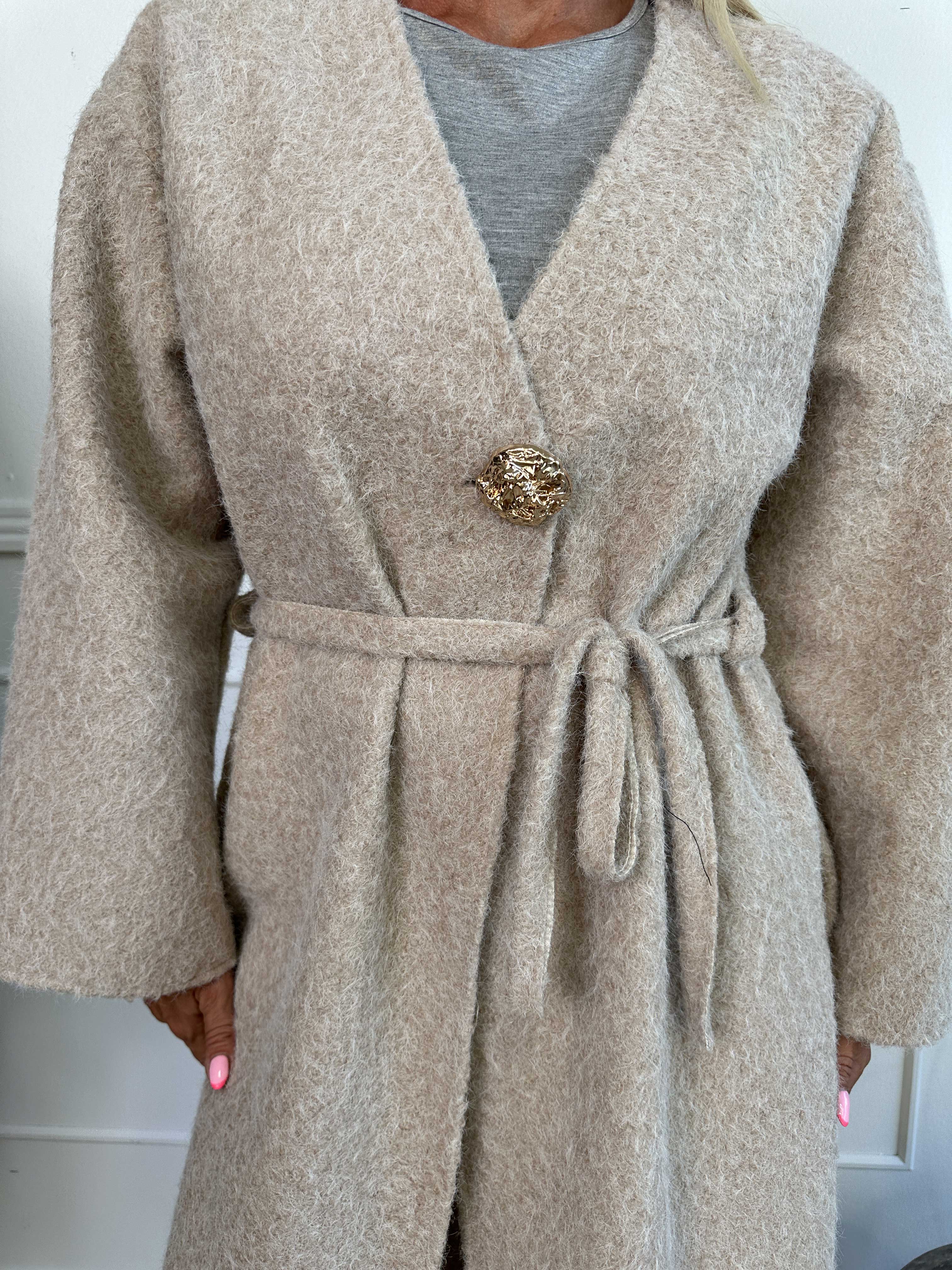 Solrun - Blød frakke med stor guld knap og bindebånd