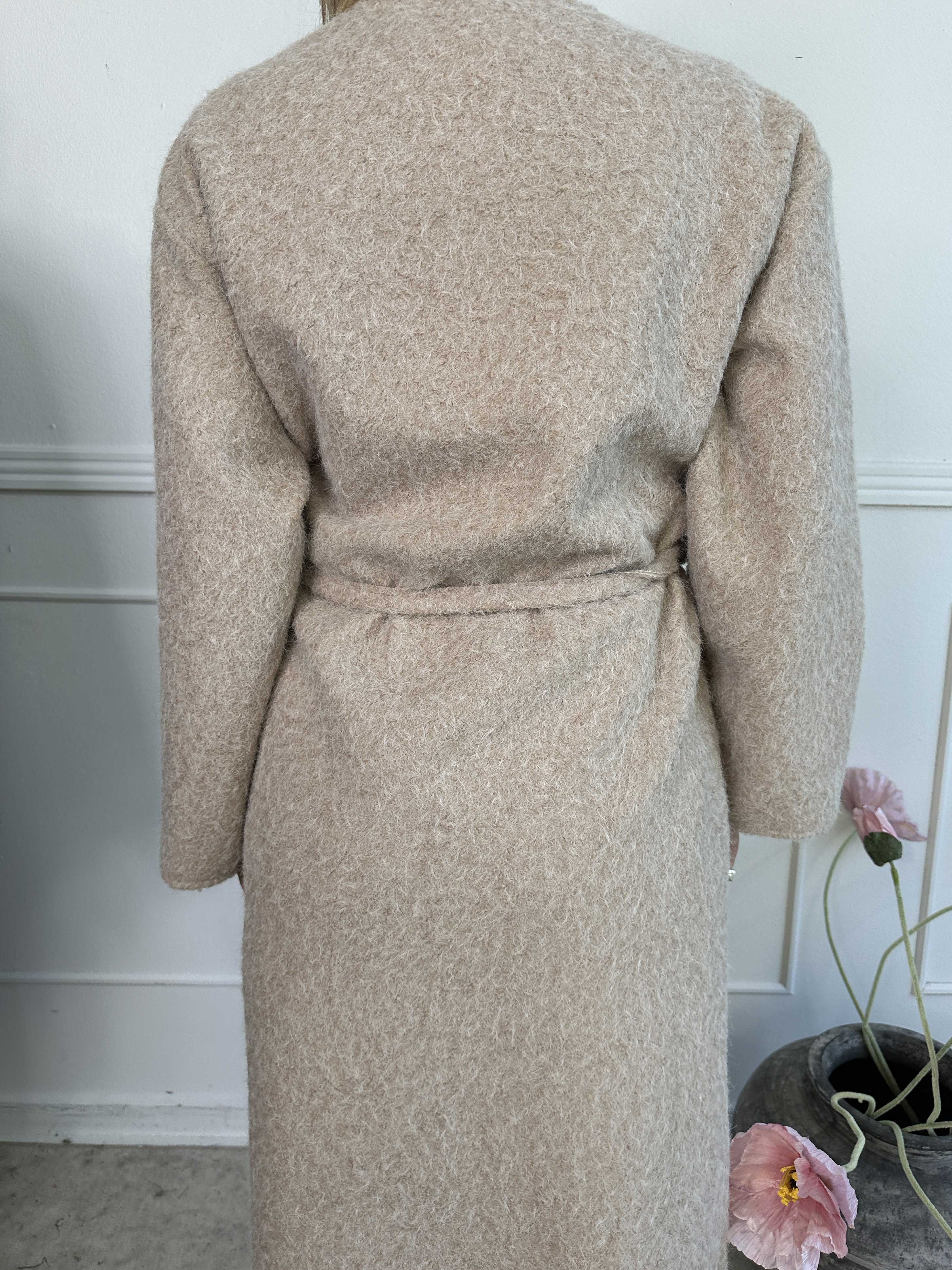 Solrun - Blød frakke med stor guld knap og bindebånd