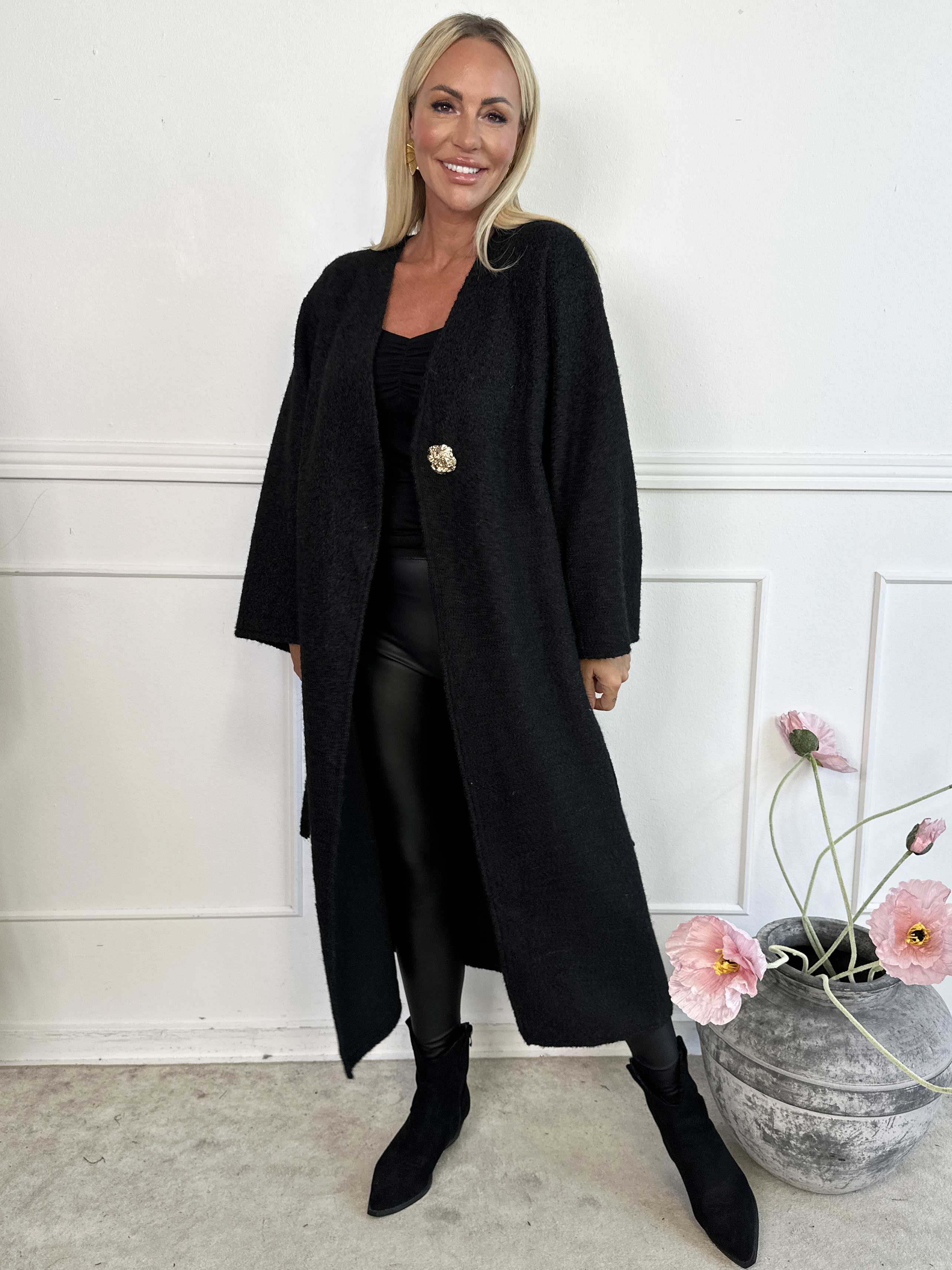 Solrun - Blød frakke med stor guld knap og bindebånd