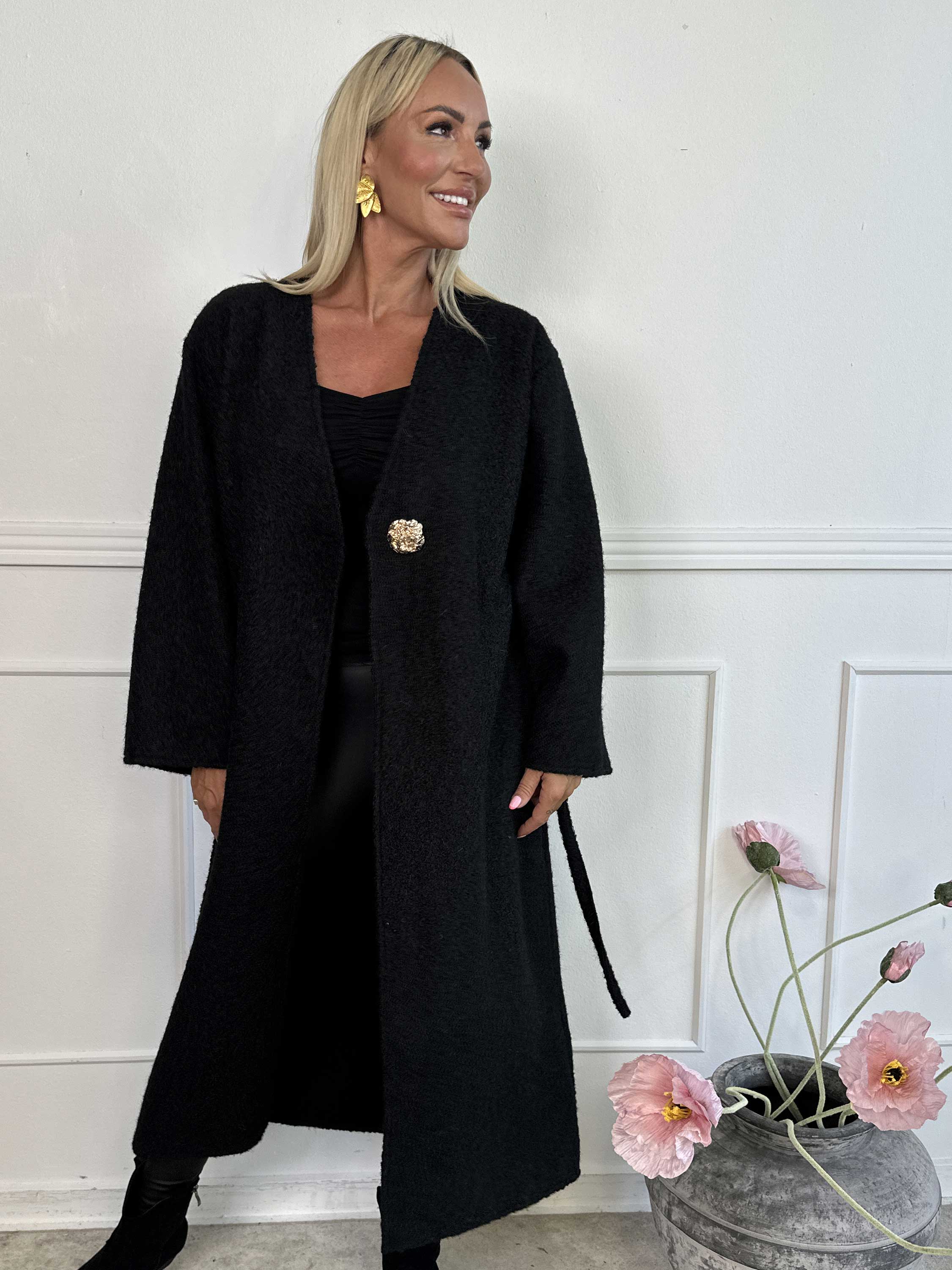 Solrun - Blød frakke med stor guld knap og bindebånd