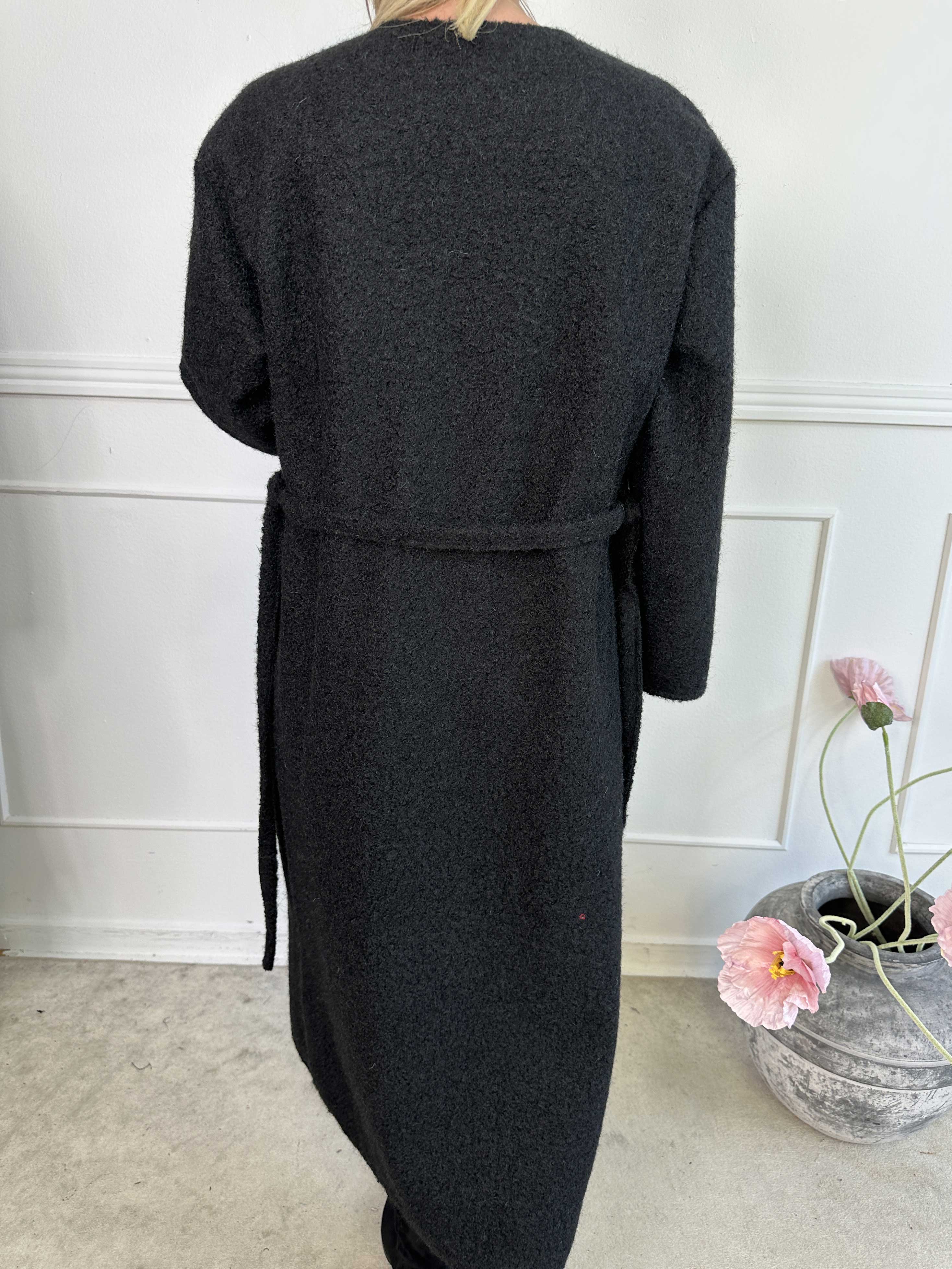 Solrun - Blød frakke med stor guld knap og bindebånd