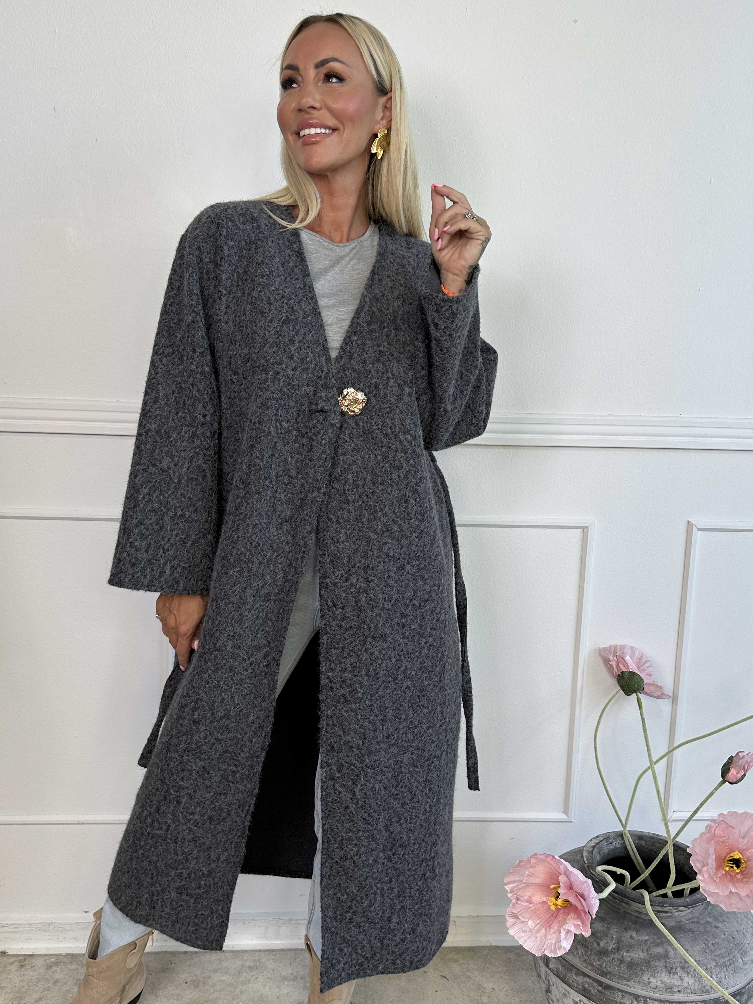 Solrun - Blød frakke med stor guld knap og bindebånd