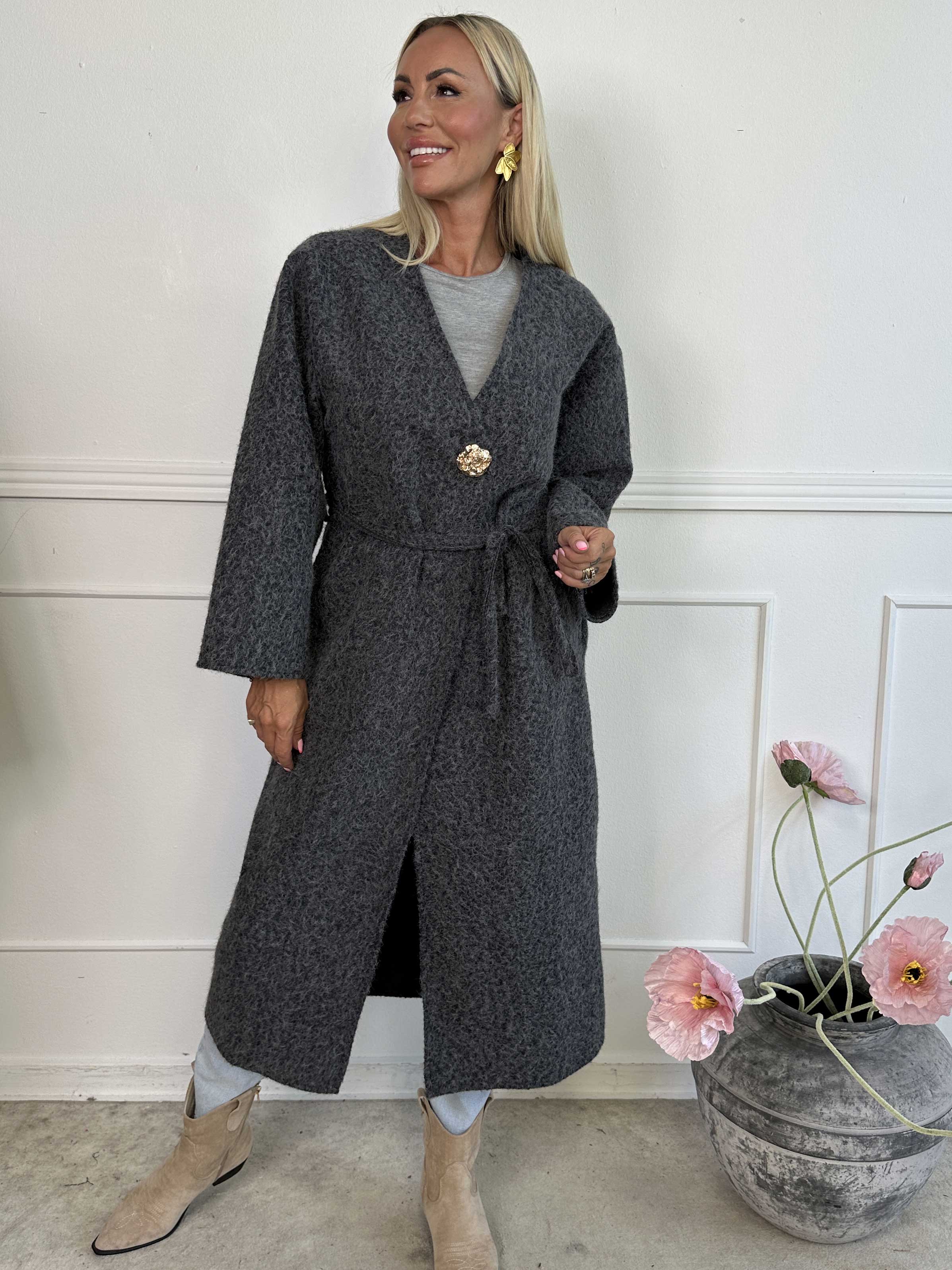 Solrun - Blød frakke med stor guld knap og bindebånd