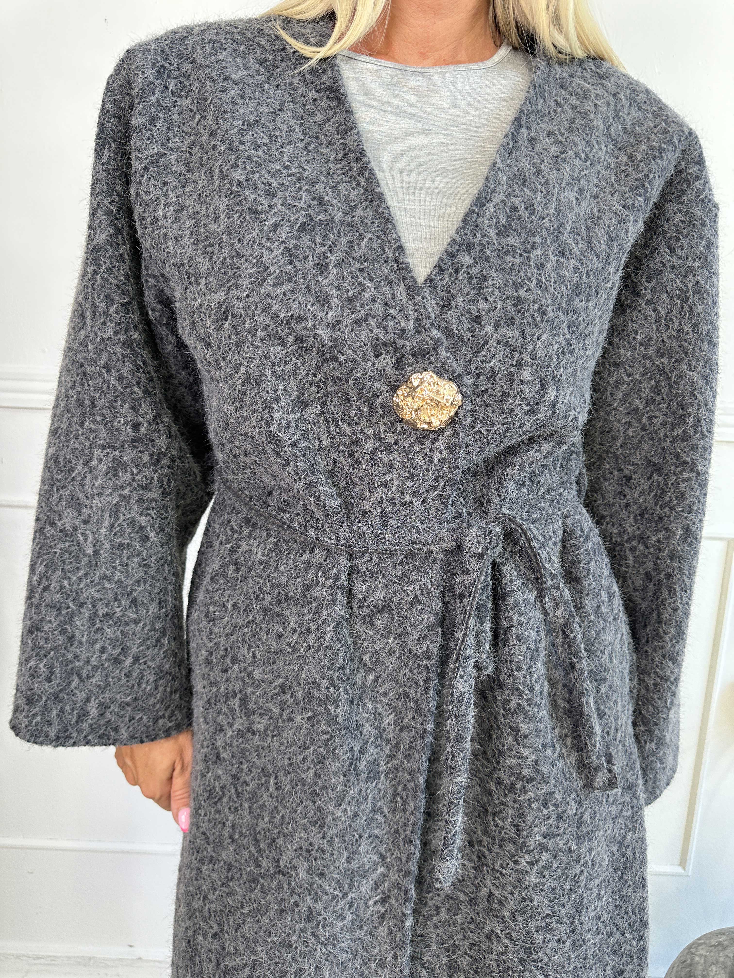 Solrun - Blød frakke med stor guld knap og bindebånd