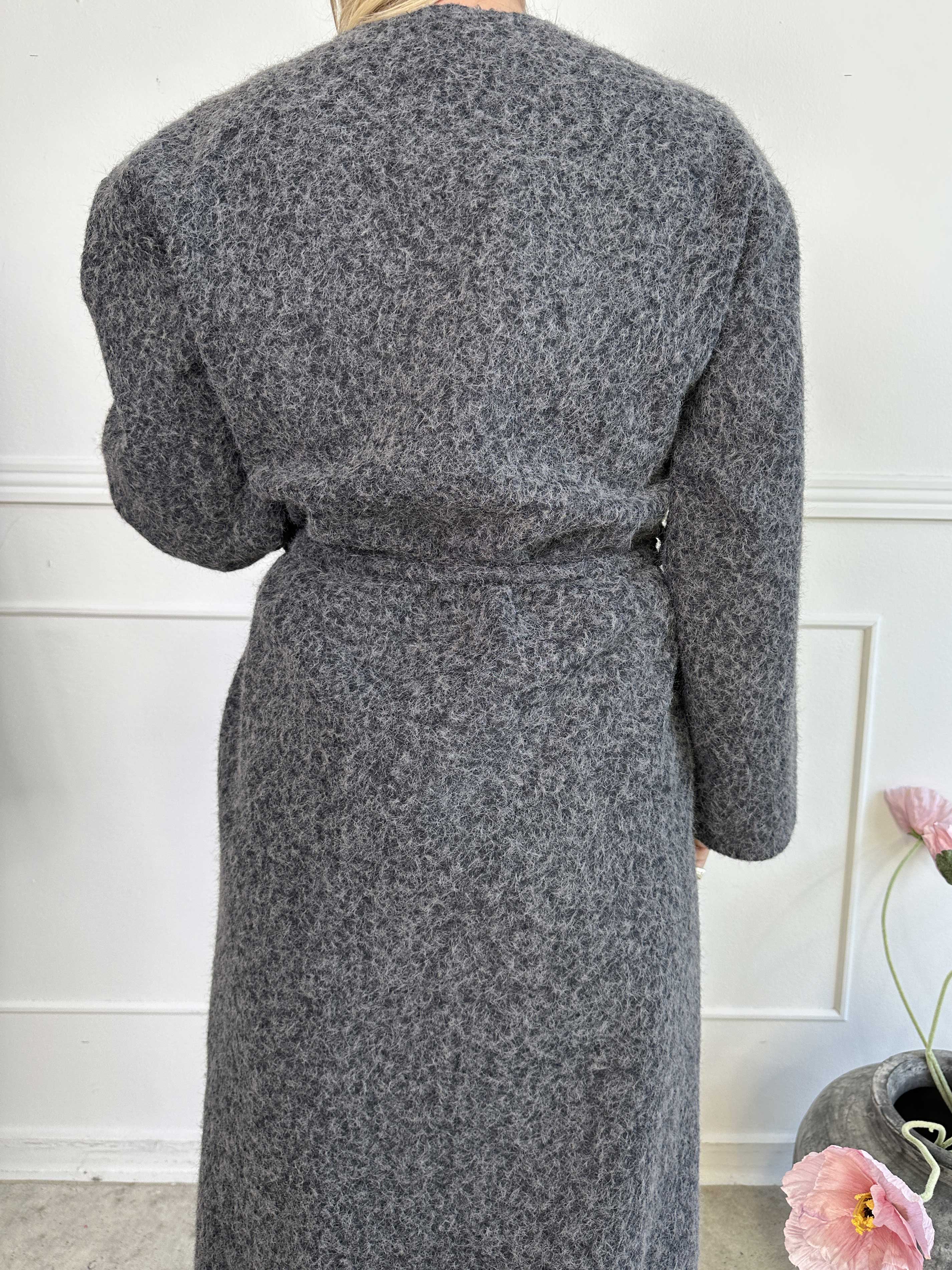 Solrun - Blød frakke med stor guld knap og bindebånd