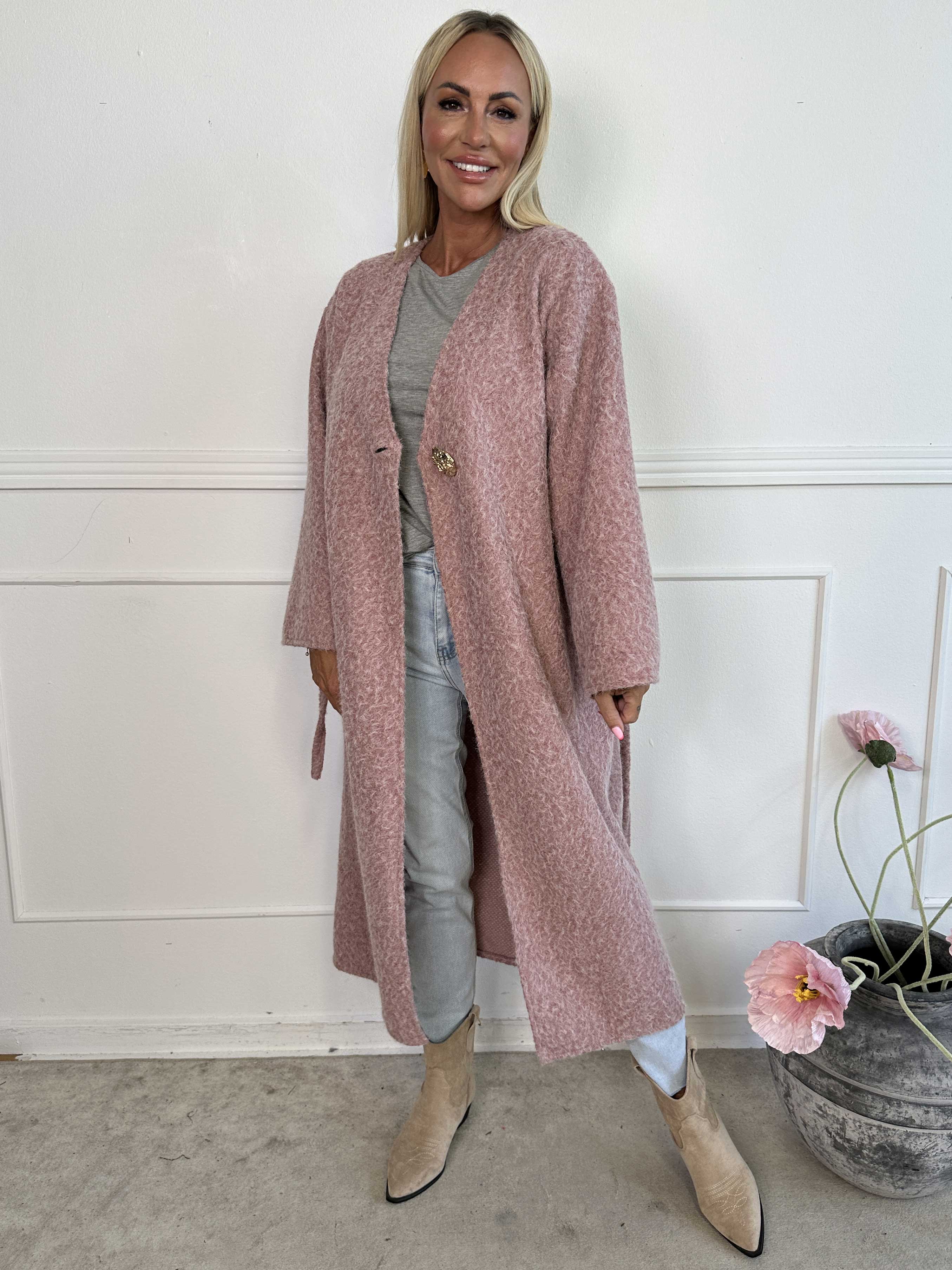 Solrun - Blød frakke med stor guld knap og bindebånd