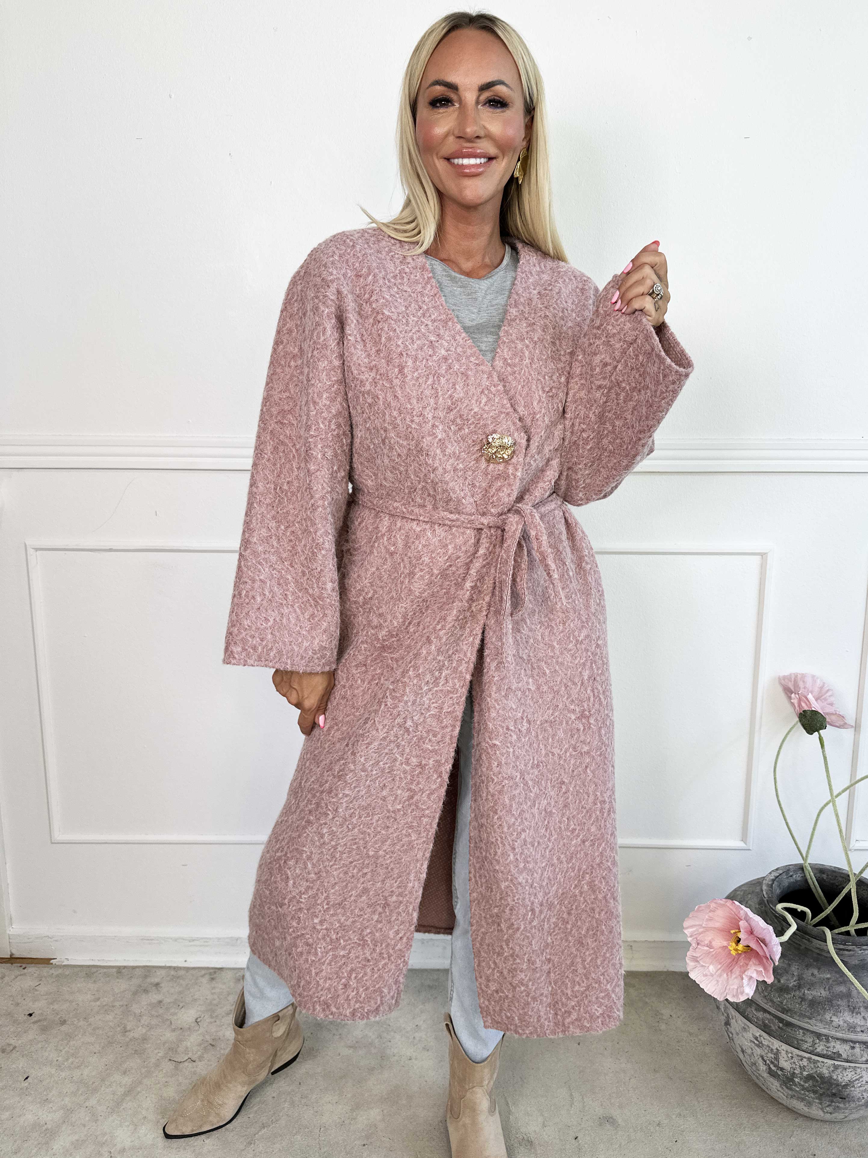 Solrun - Blød frakke med stor guld knap og bindebånd