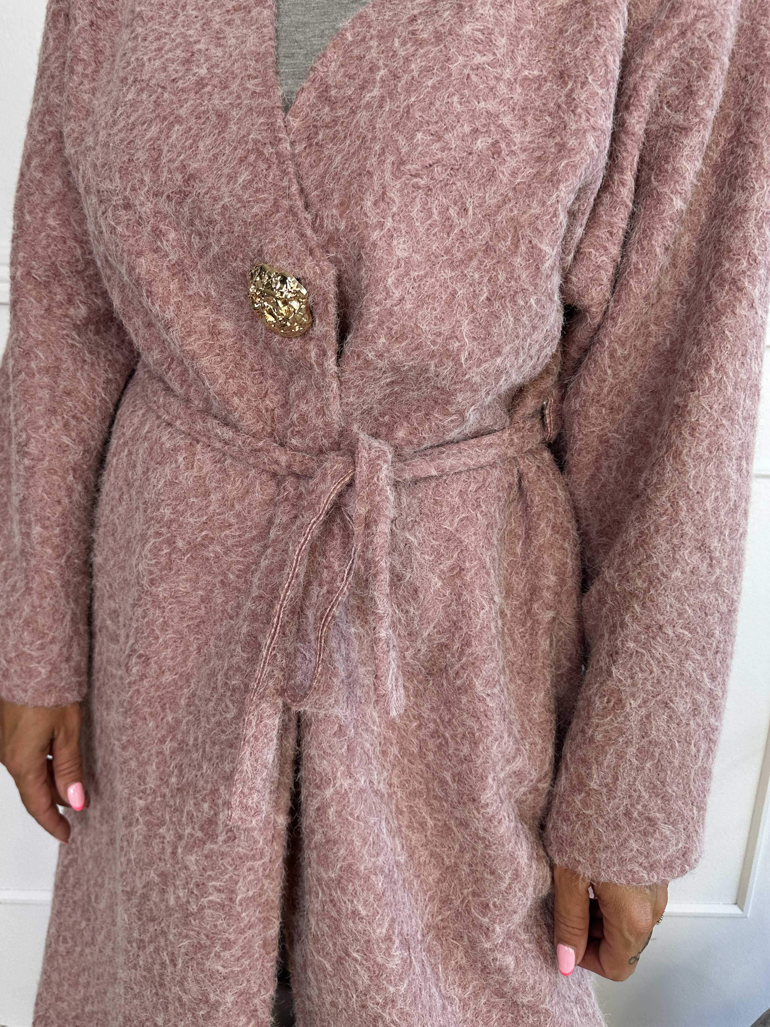 Solrun - Blød frakke med stor guld knap og bindebånd