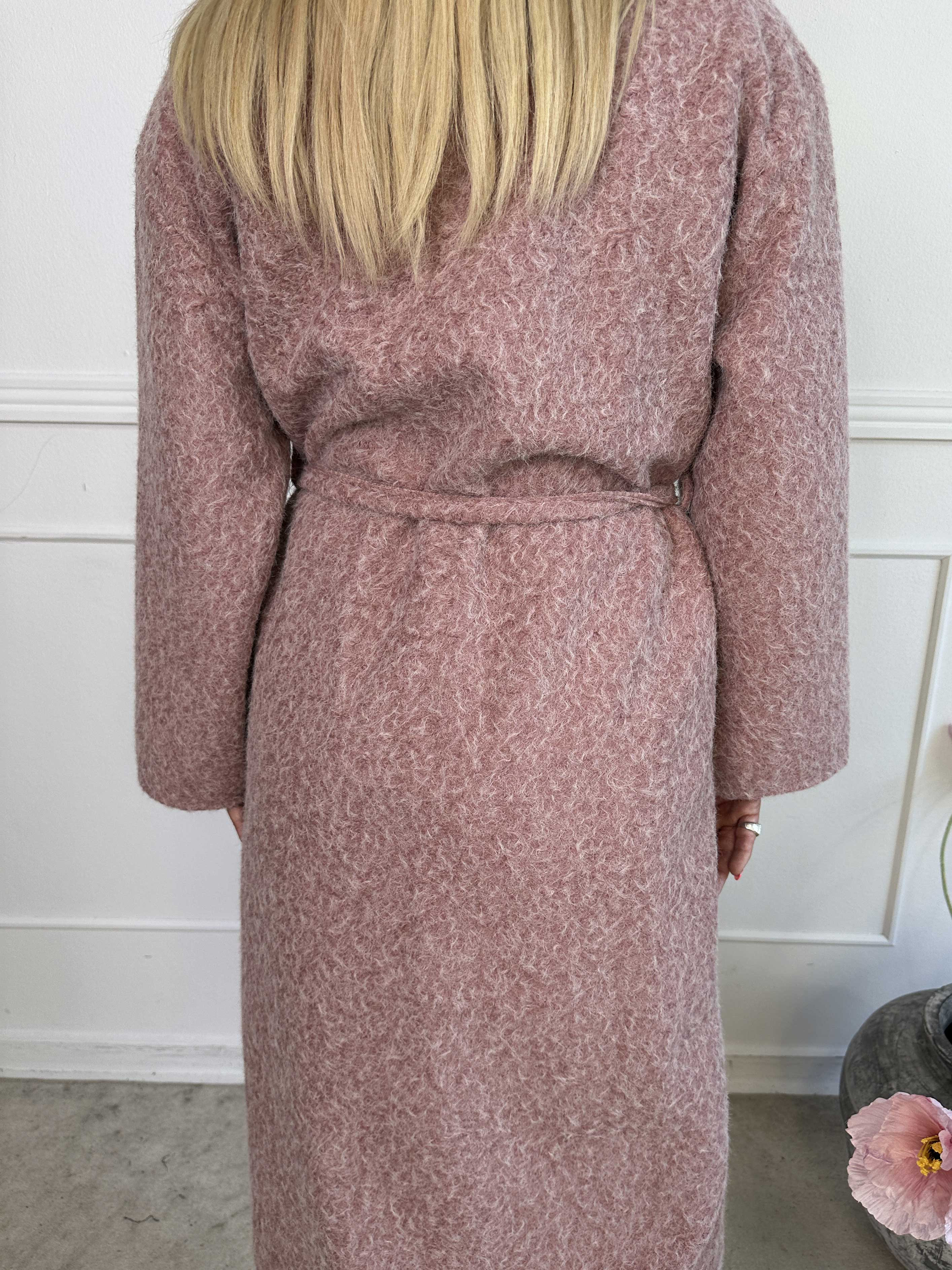 Solrun - Blød frakke med stor guld knap og bindebånd