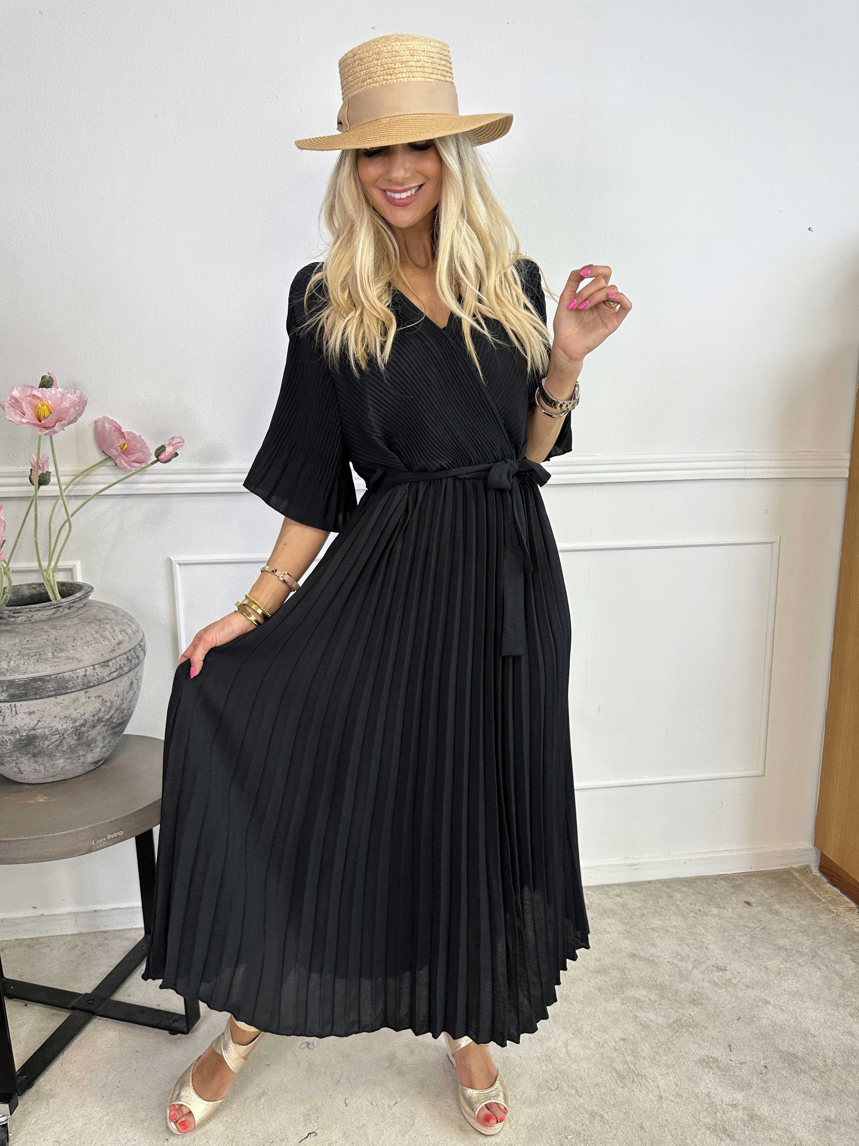 Solveig - Lang plisseret kjole i viskose med bånd i taljen