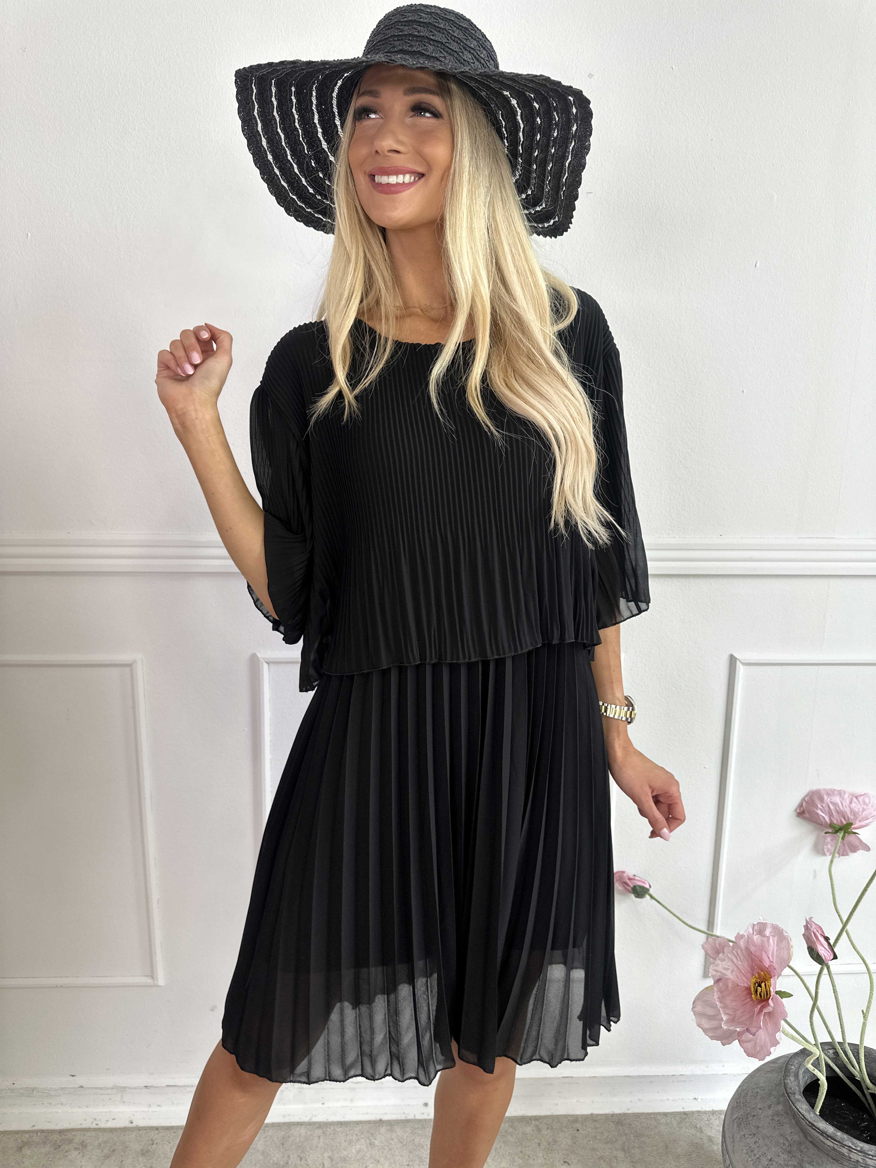 Kristina - Sød plisseret kjole med flæselag