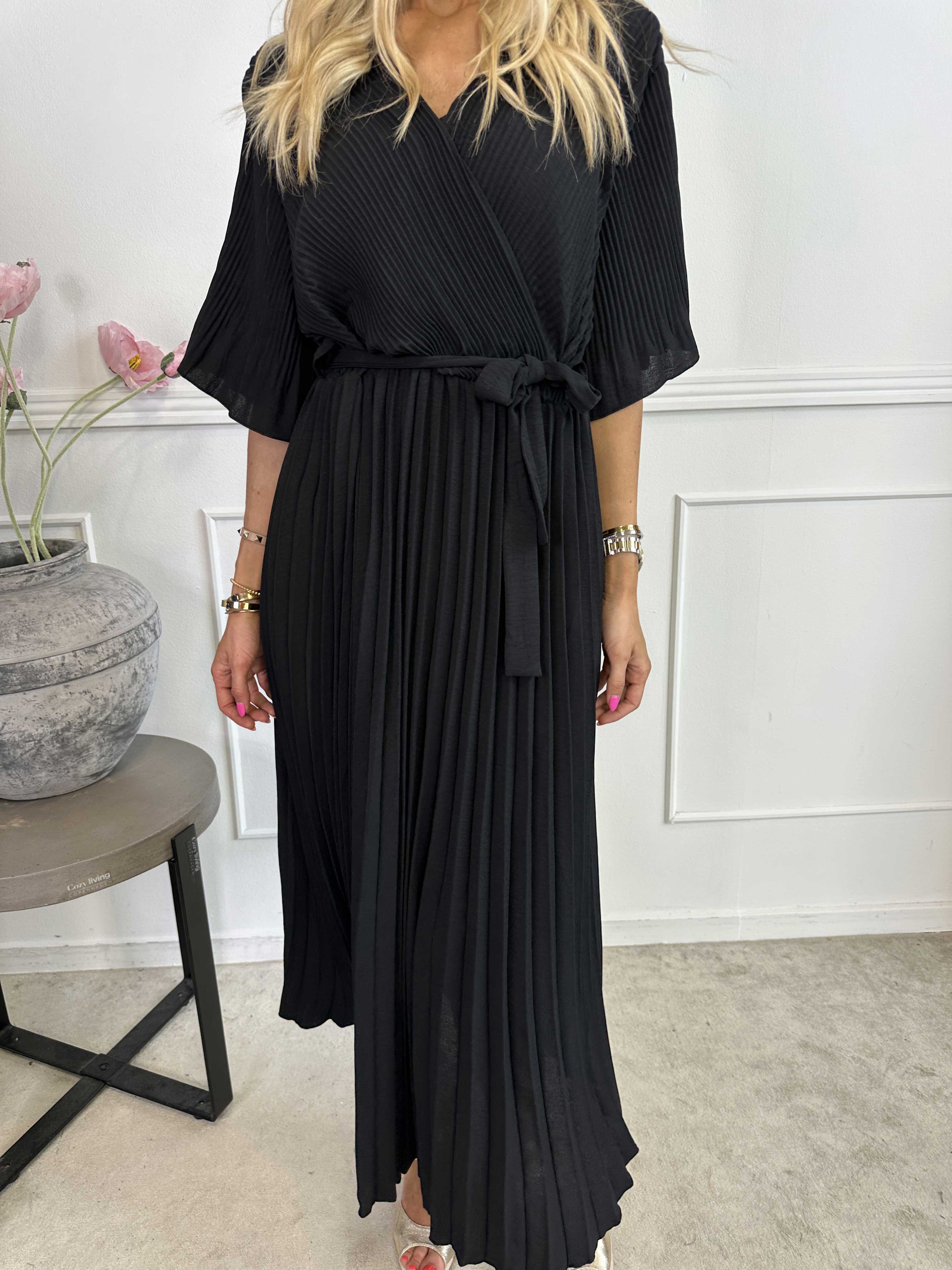 Solveig - Lang plisseret kjole i viskose med bånd i taljen