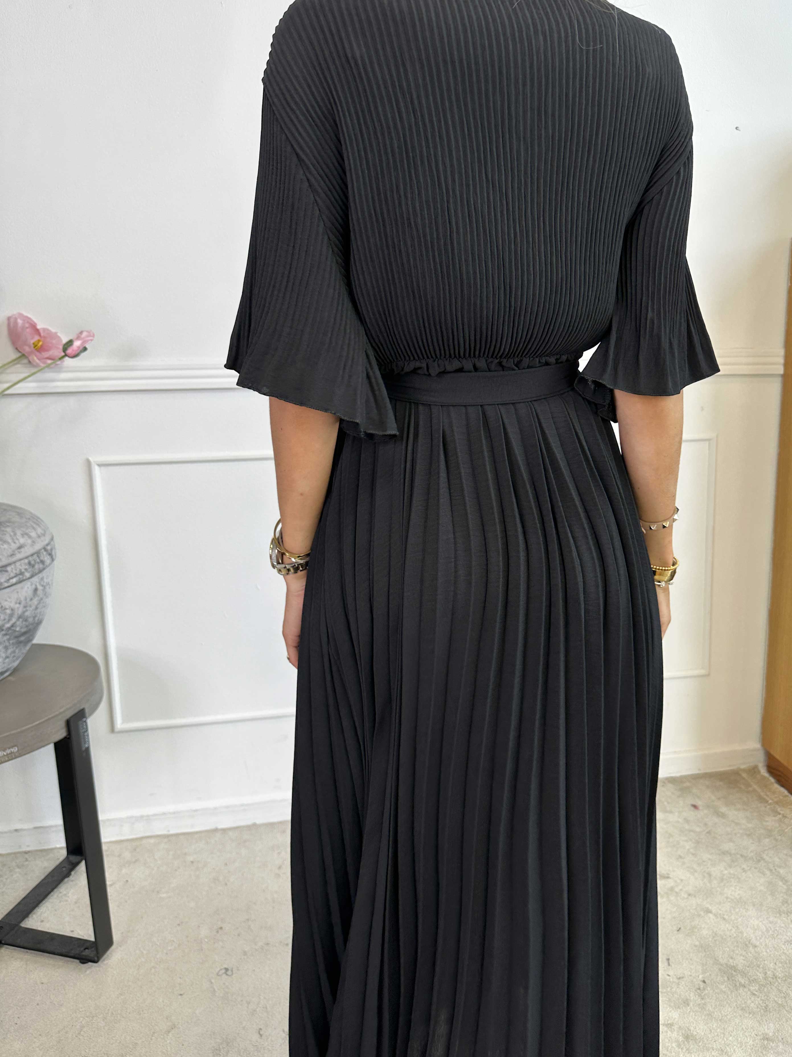 Solveig - Lang plisseret kjole i viskose med bånd i taljen