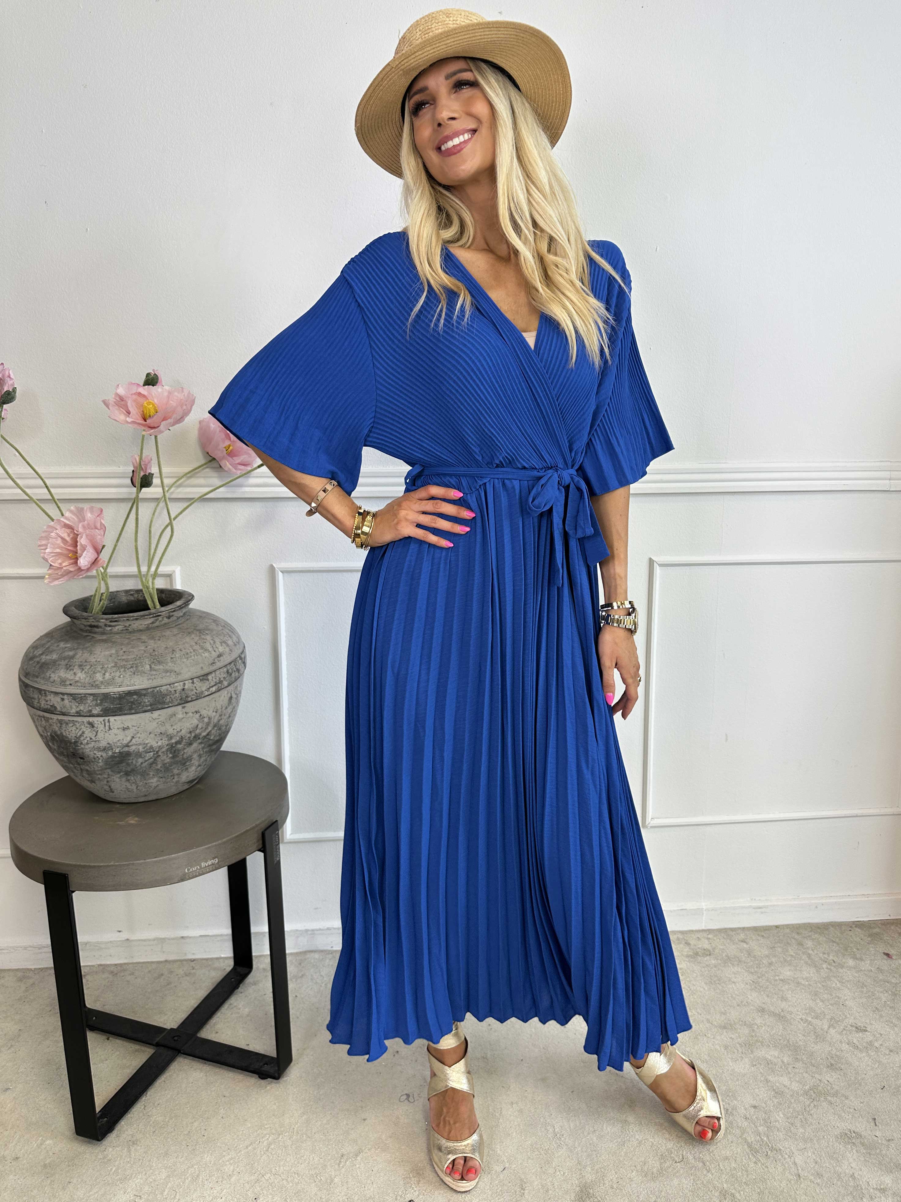 Solveig - Lang plisseret kjole i viskose med bånd i taljen