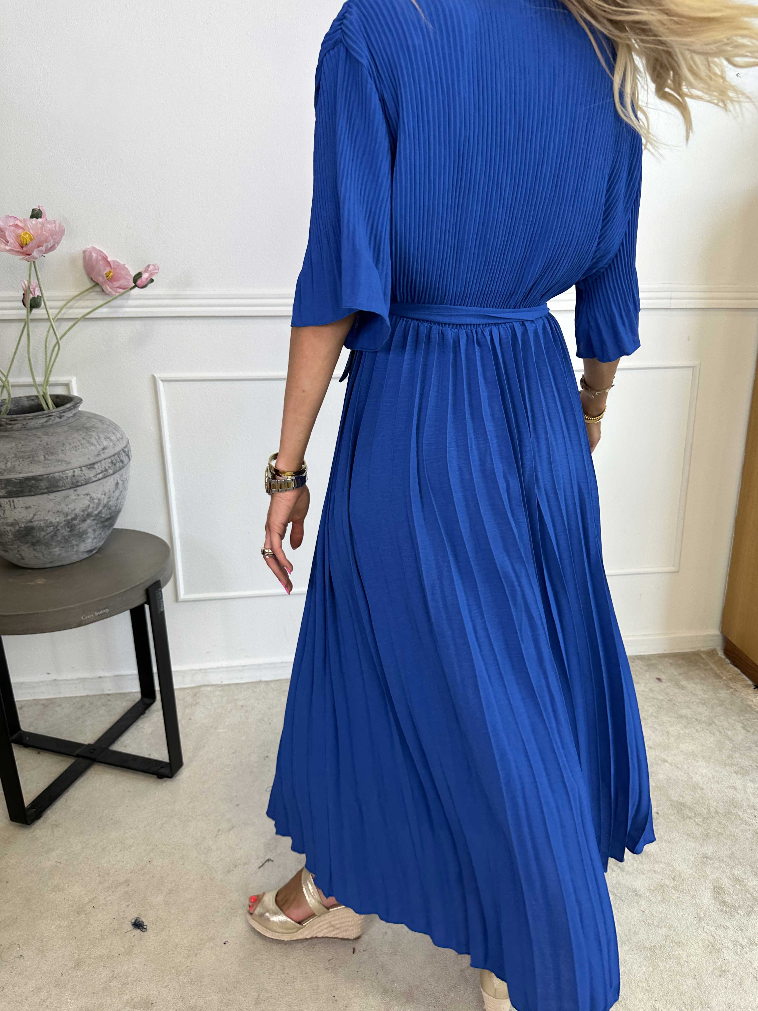 Solveig - Lang plisseret kjole i viskose med bånd i taljen