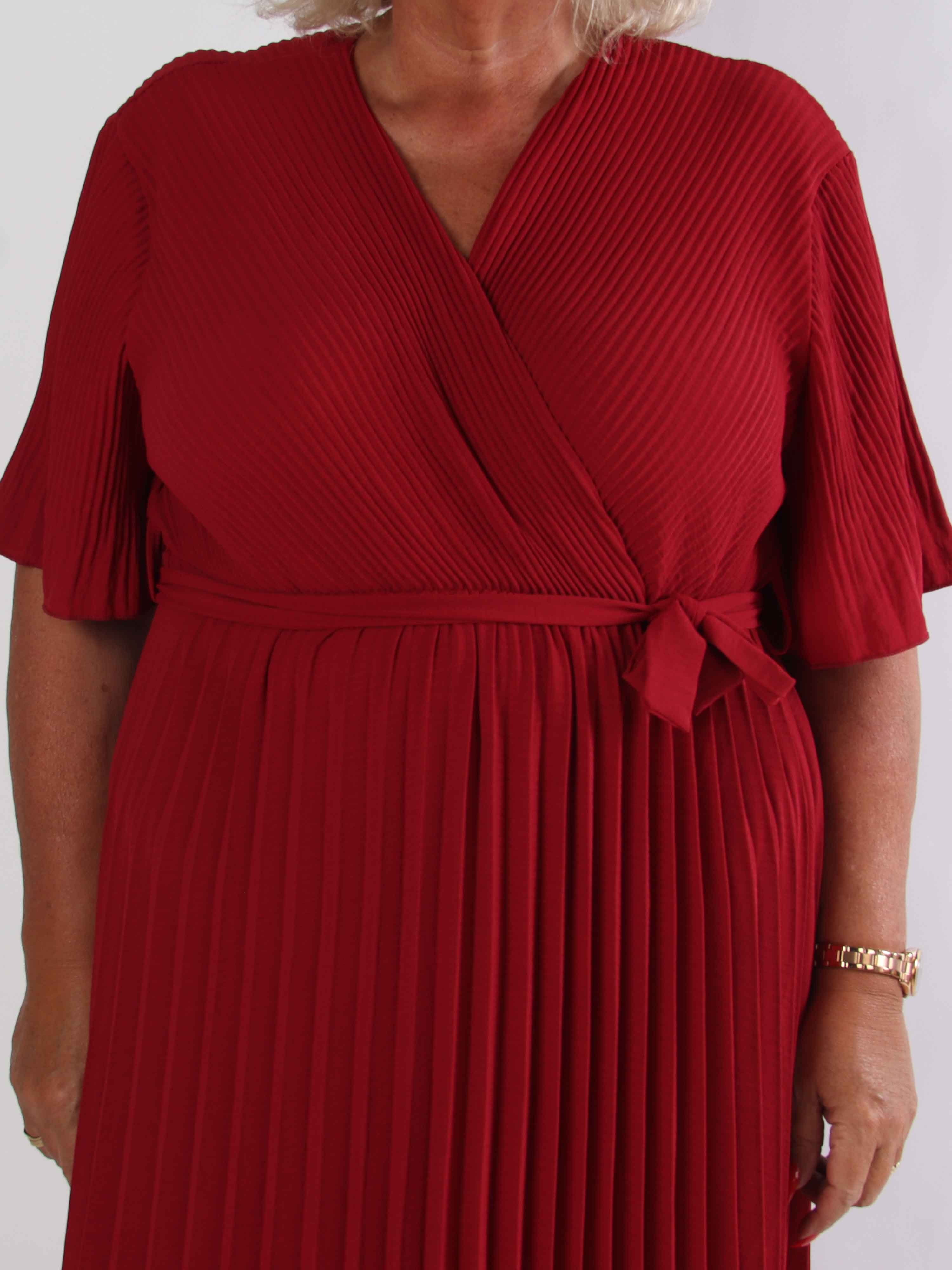 Solveig - Lang plisseret plus size kjole i viskose med bånd i taljen