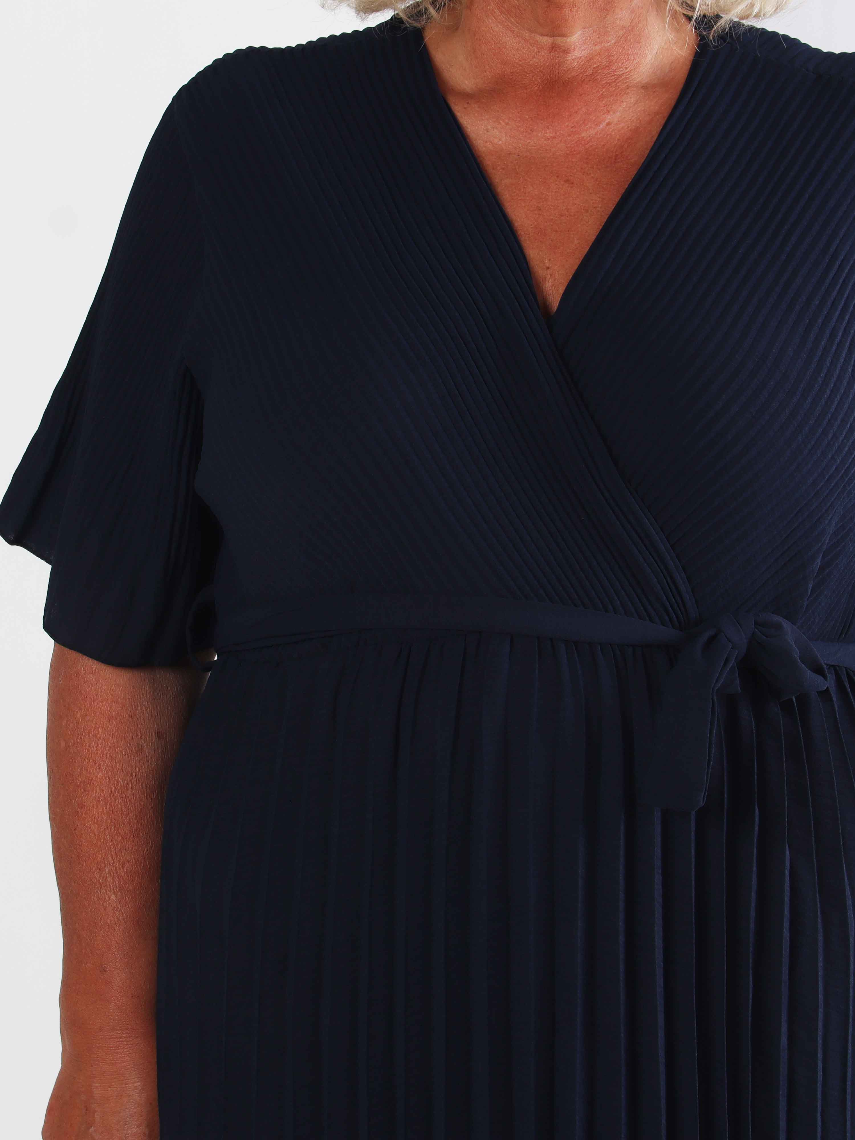 Solveig - Lang plisseret plus size kjole i viskose med bånd i taljen