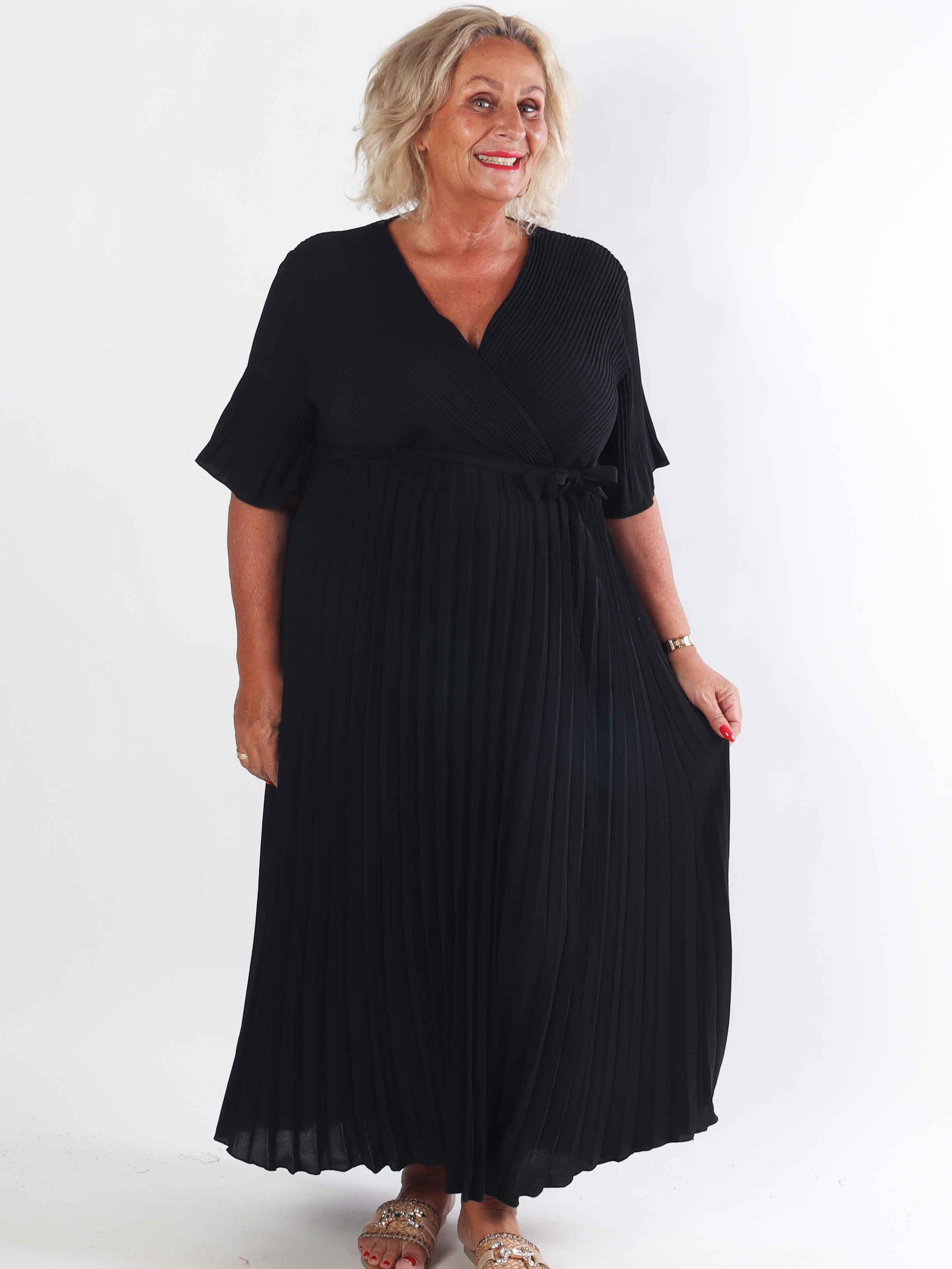 Solveig - Lang plisseret plus size kjole i viskose med bånd i taljen