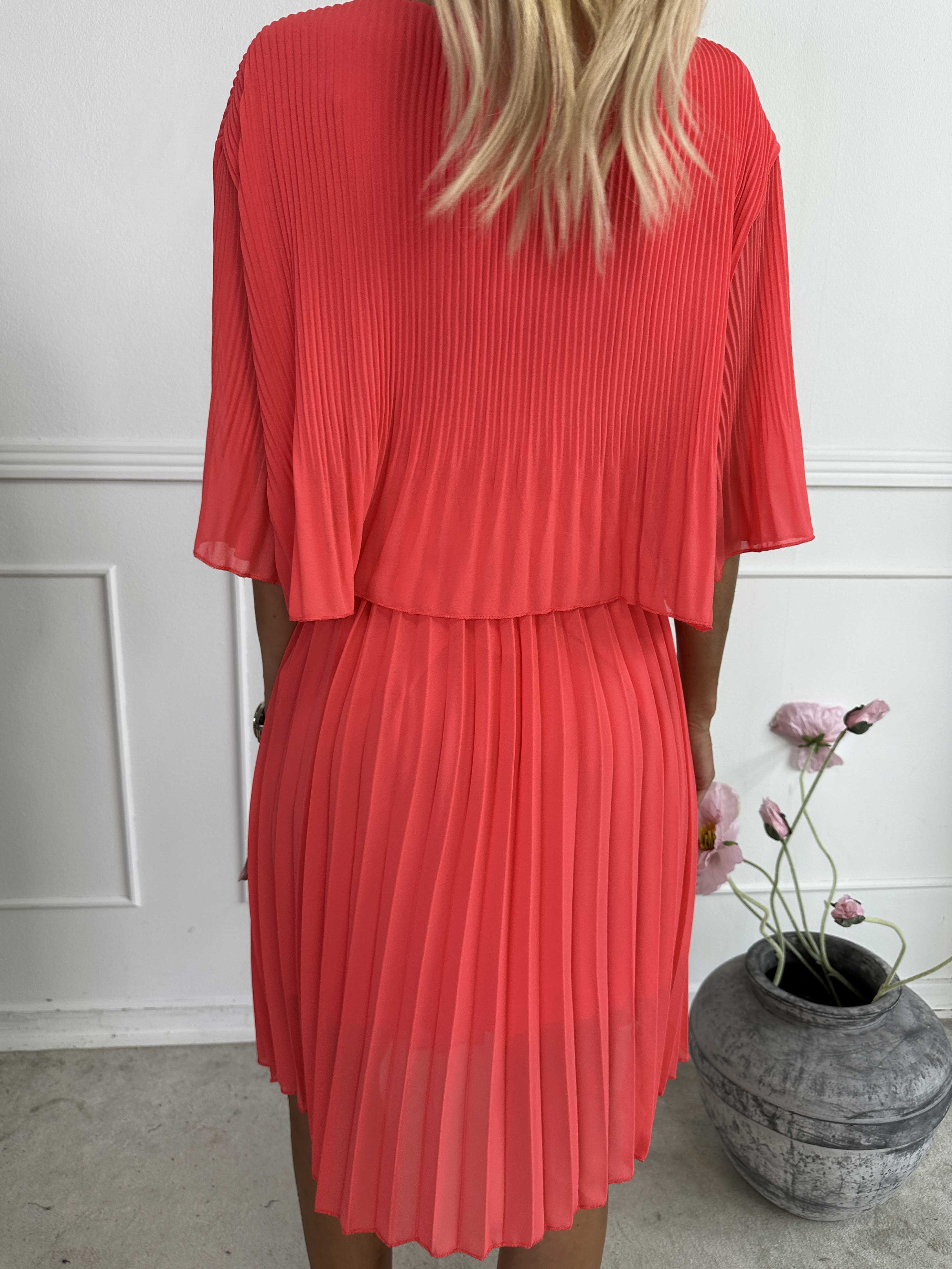 Kristina - Sød plisseret kjole med flæselag