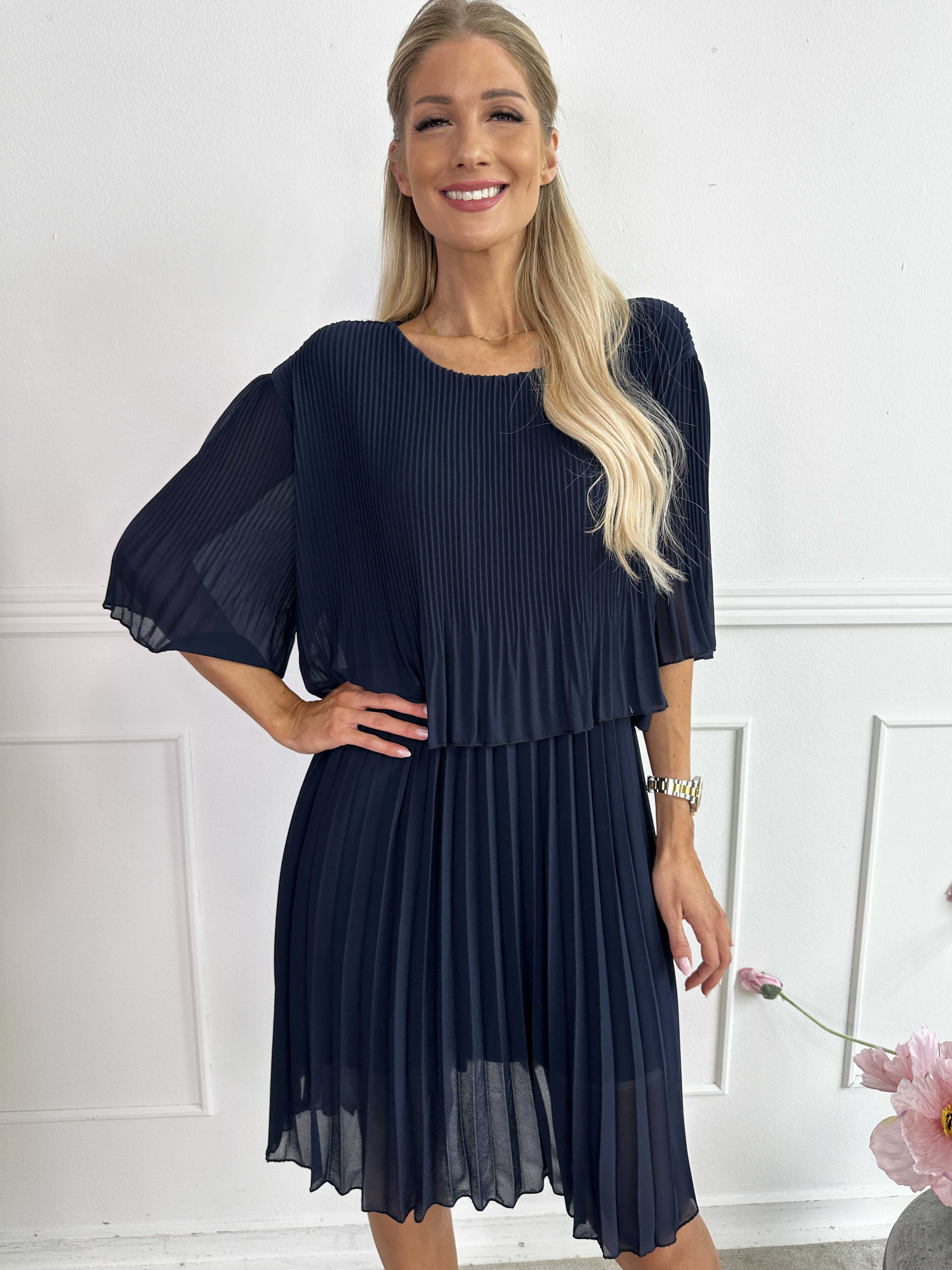 Kristina - Sød plisseret kjole med flæselag