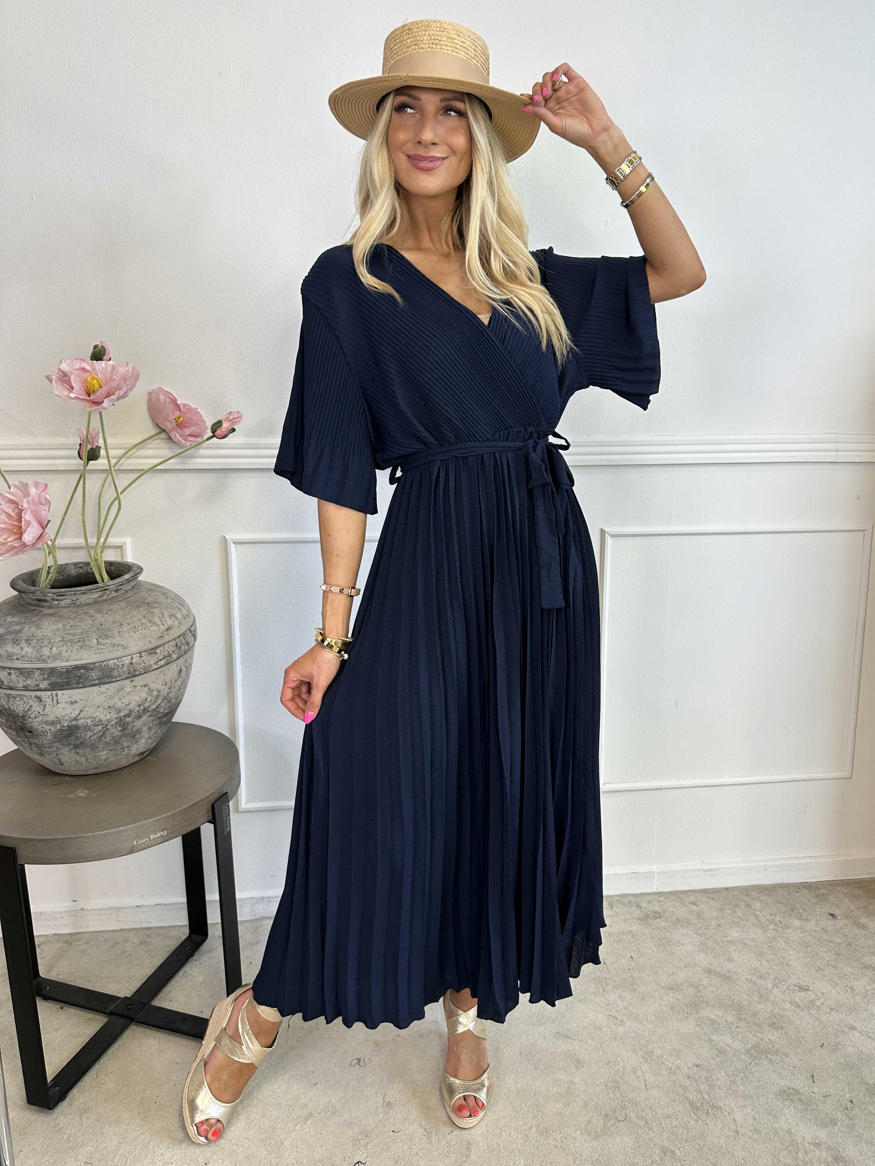 Solveig - Lang plisseret kjole i viskose med bånd i taljen