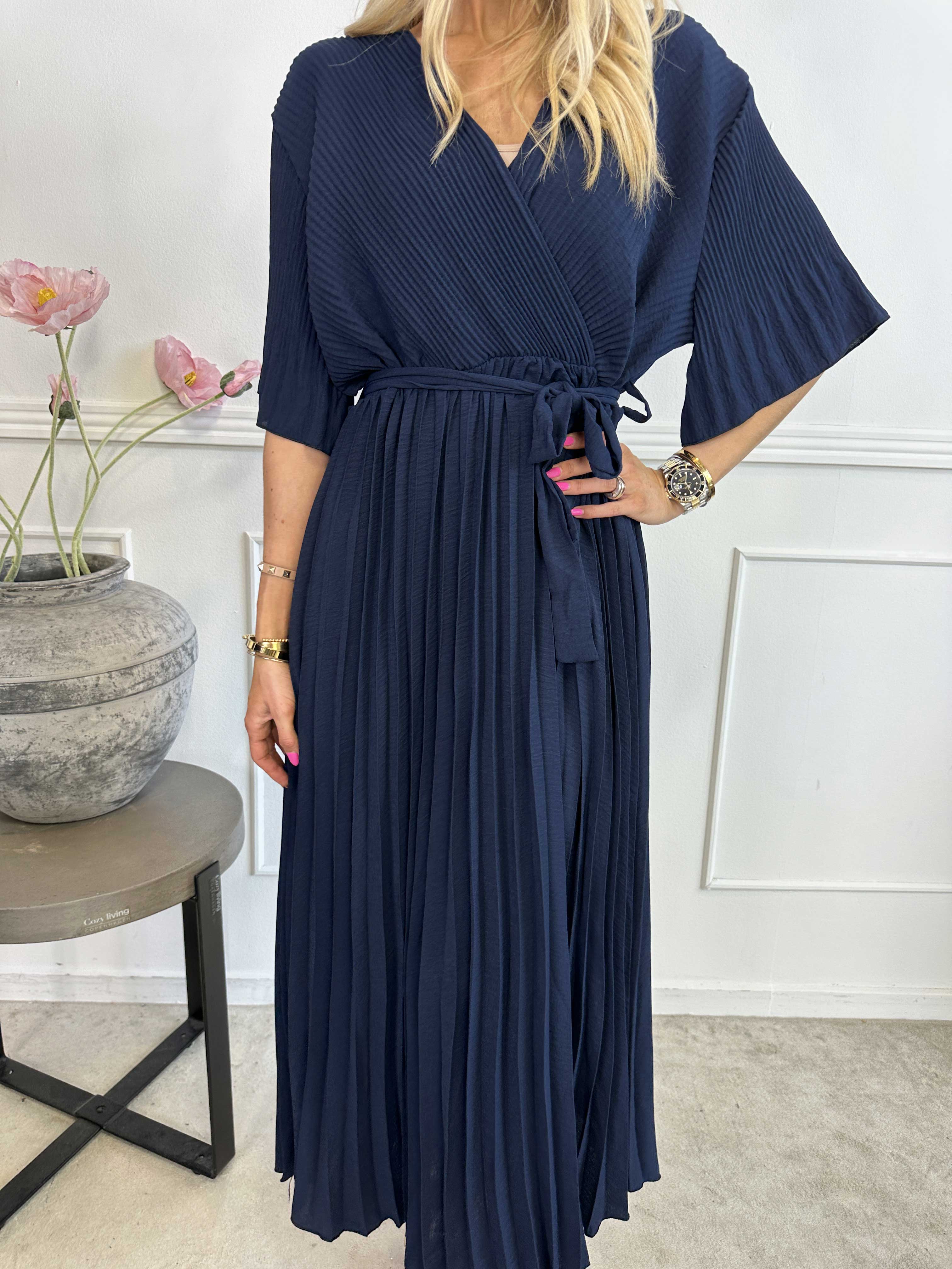 Solveig - Lang plisseret kjole i viskose med bånd i taljen