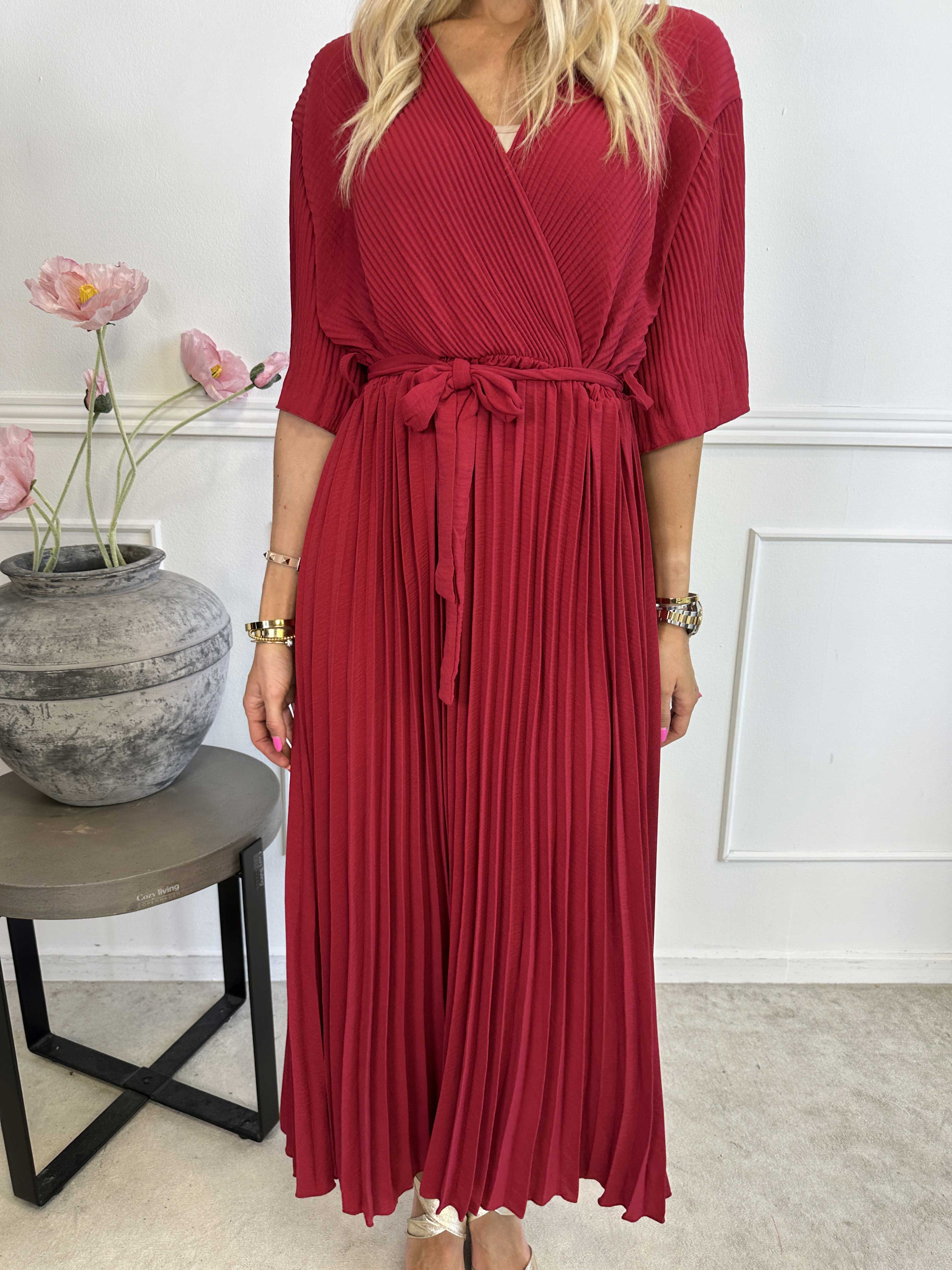 Solveig - Lang plisseret kjole i viskose med bånd i taljen