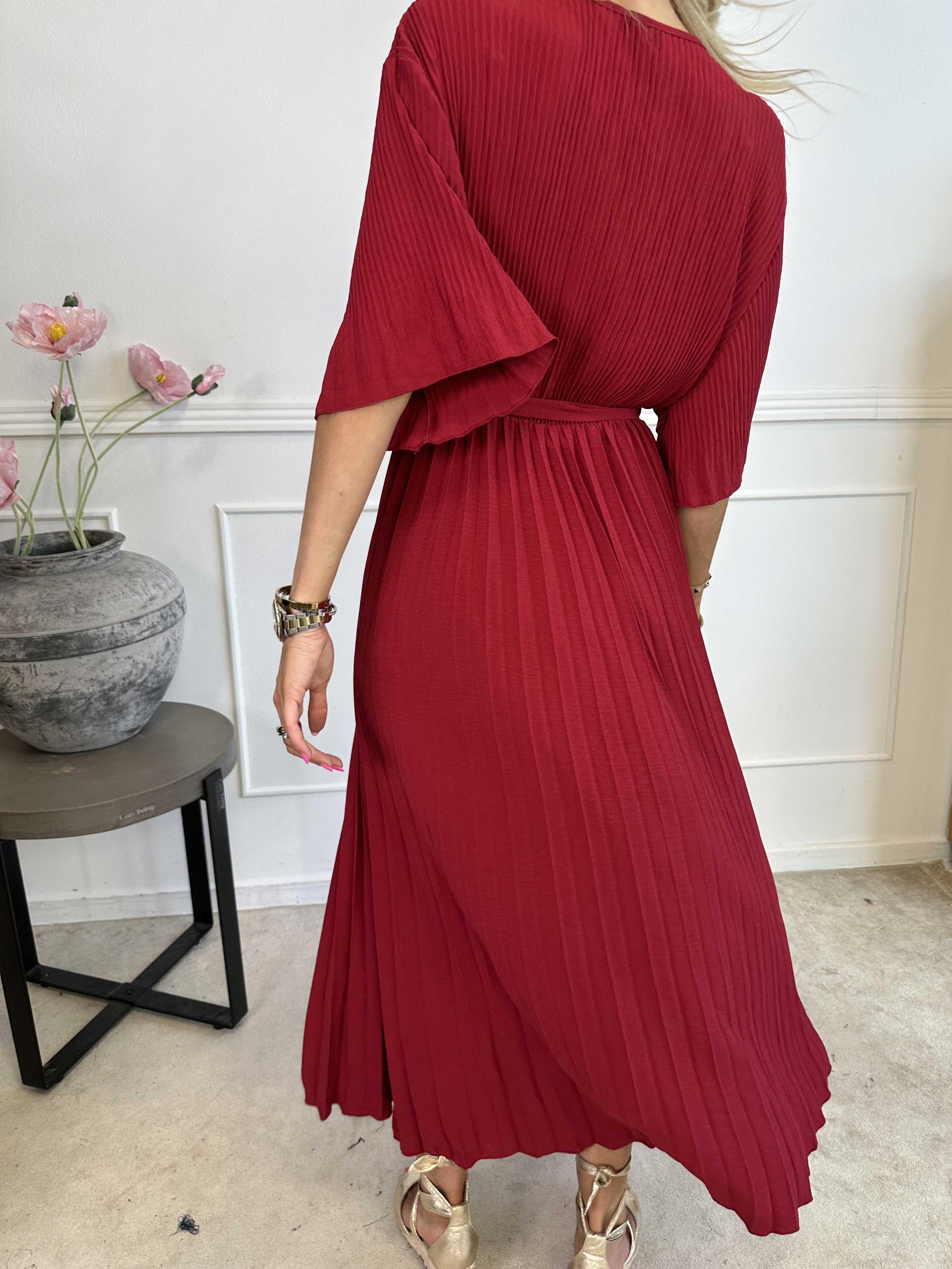 Solveig - Lang plisseret kjole i viskose med bånd i taljen