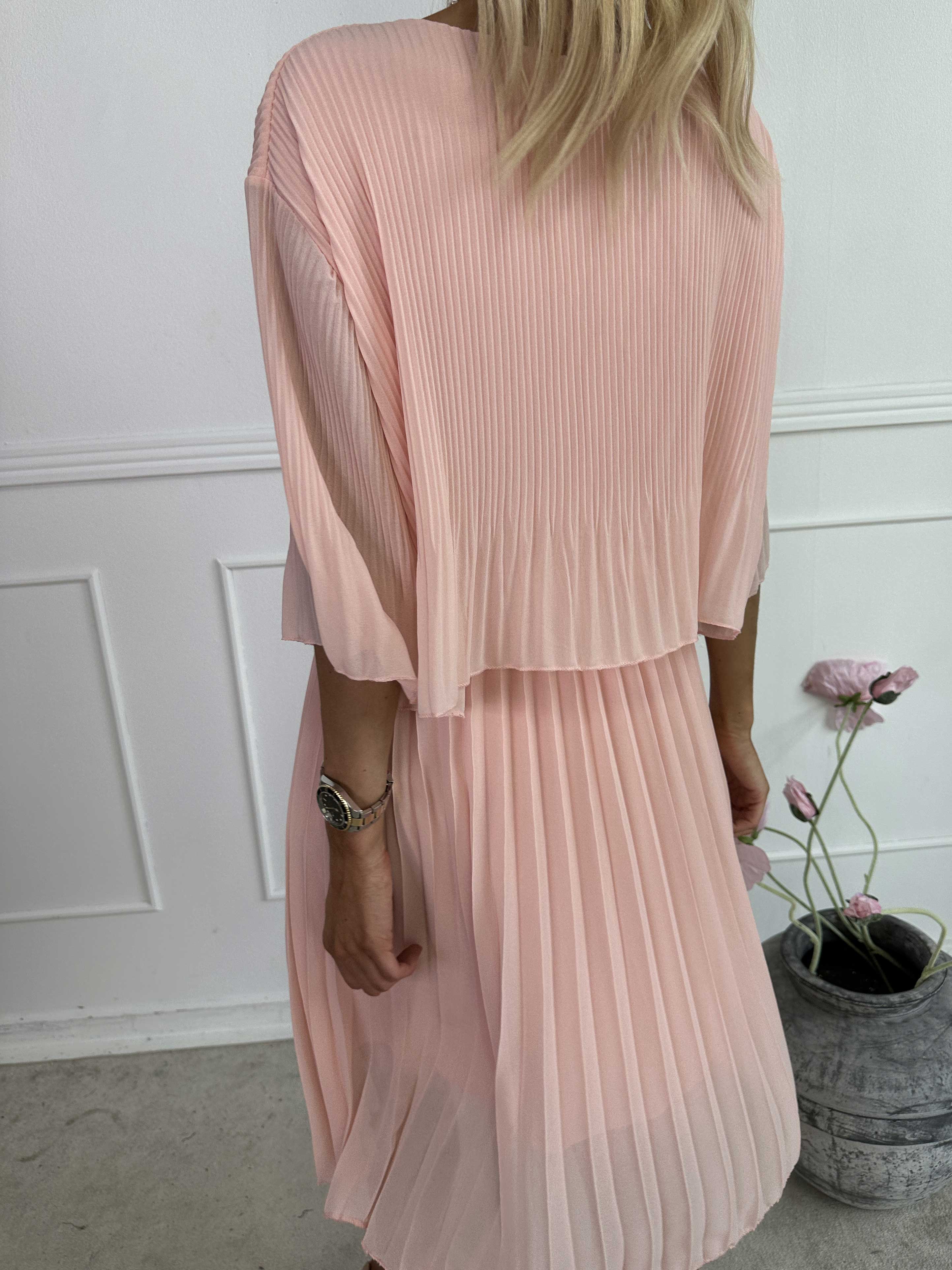 Kristina - Sød plisseret kjole med flæselag