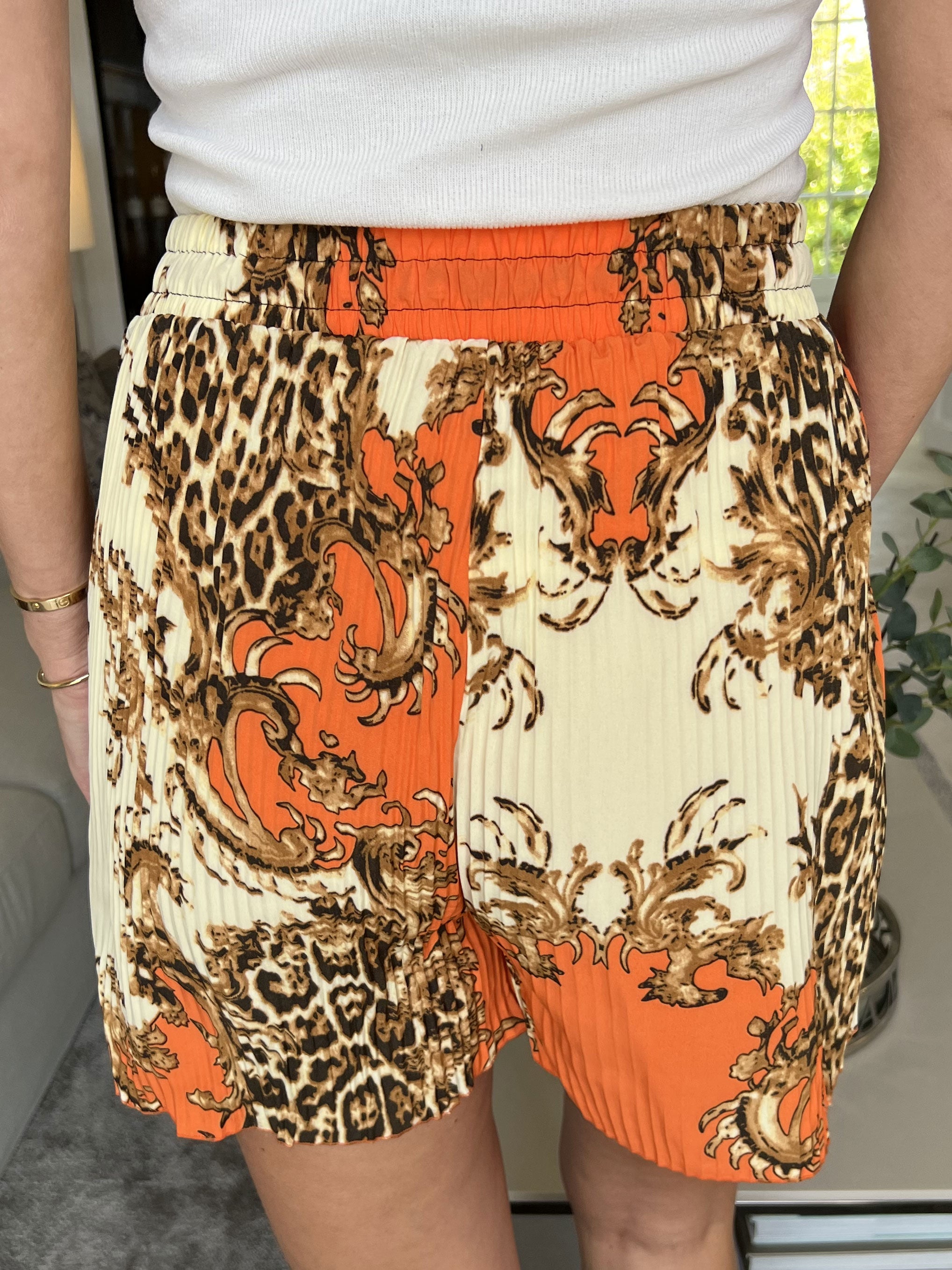 Sophia Short - Søde plisseret shorts med elastikkant