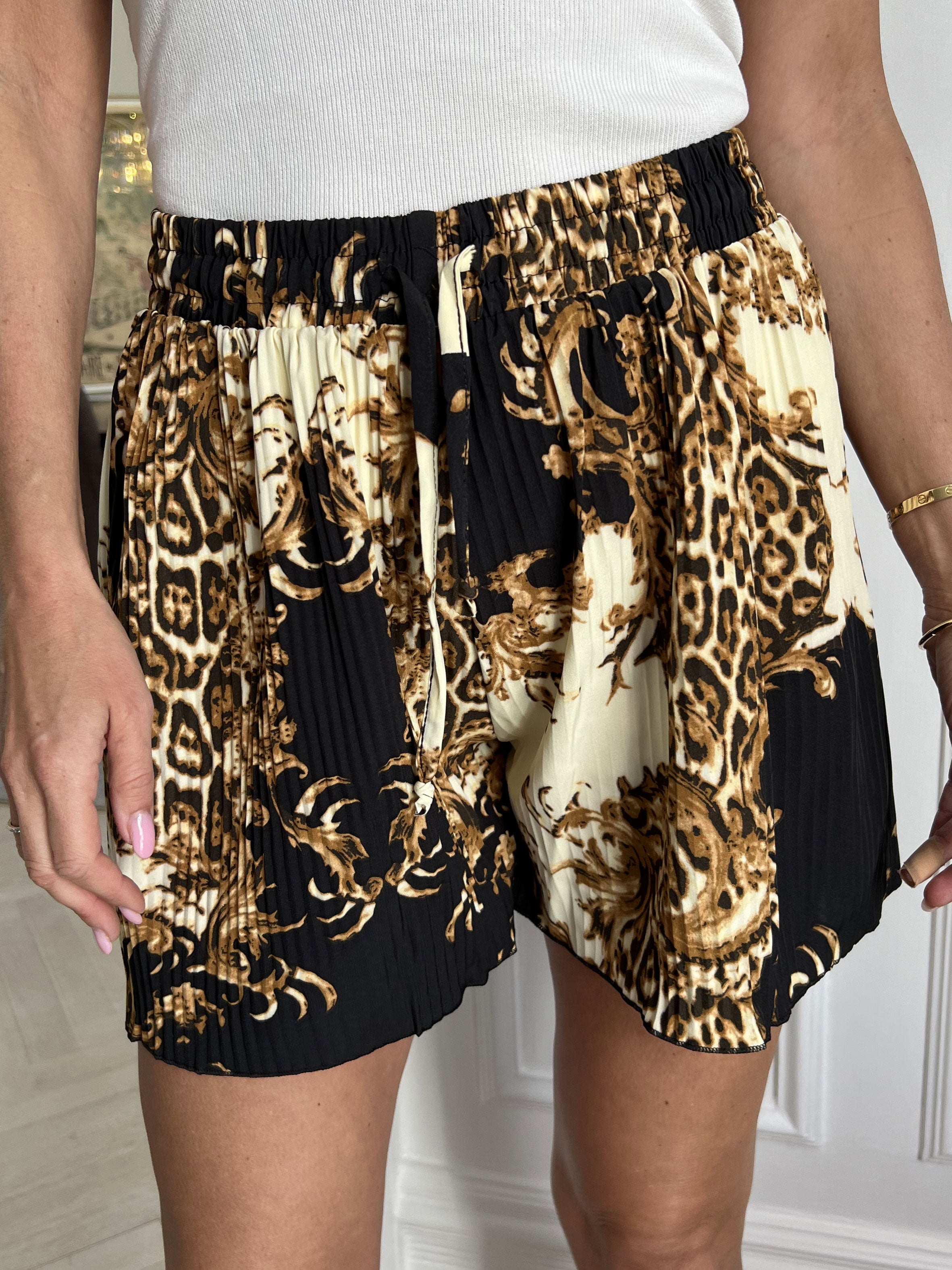 Sophia Short - Søde plisseret shorts med elastikkant