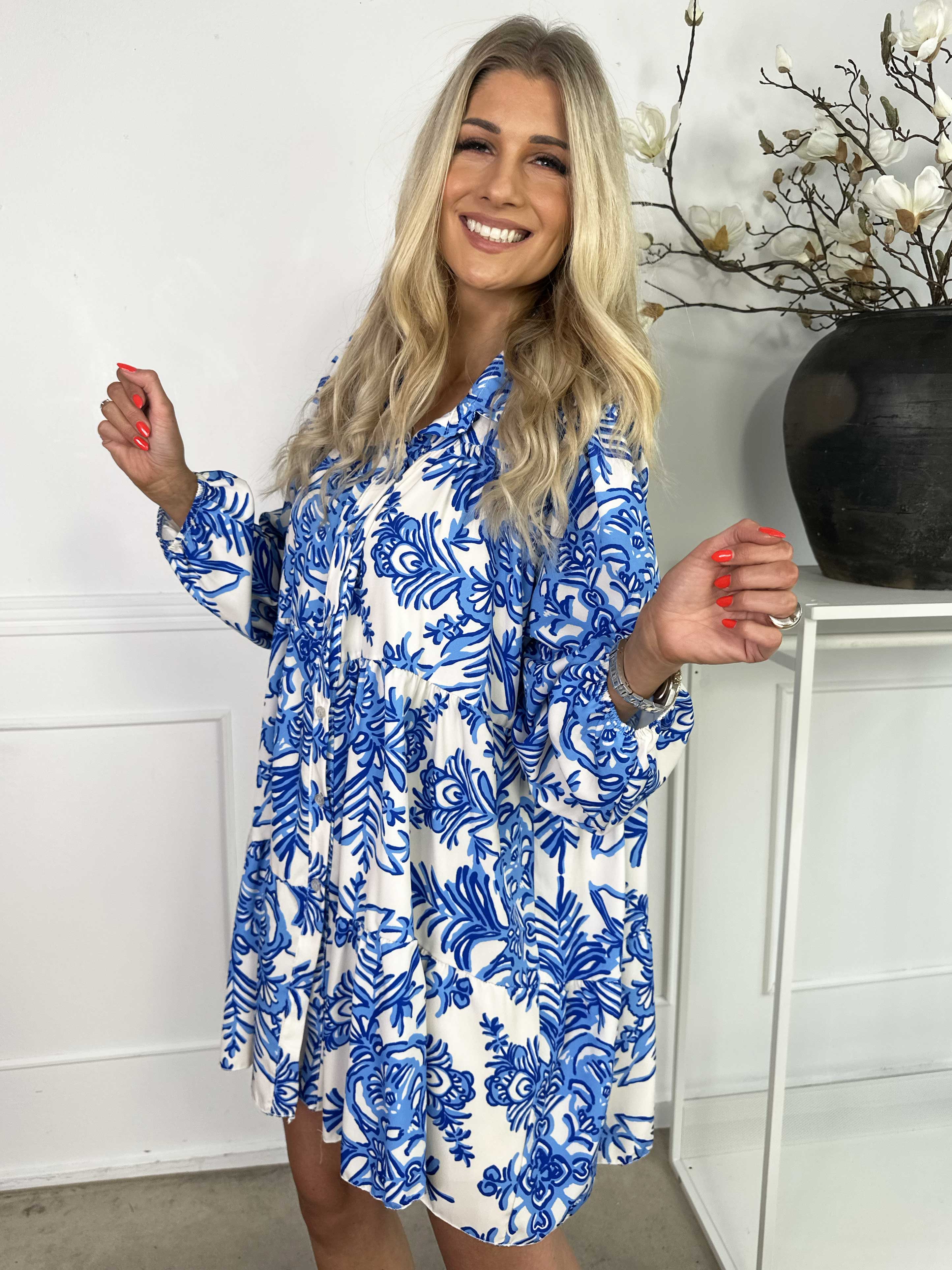 Sophie - Mønstret skjortekjole i viskoseblanding med flæsekant