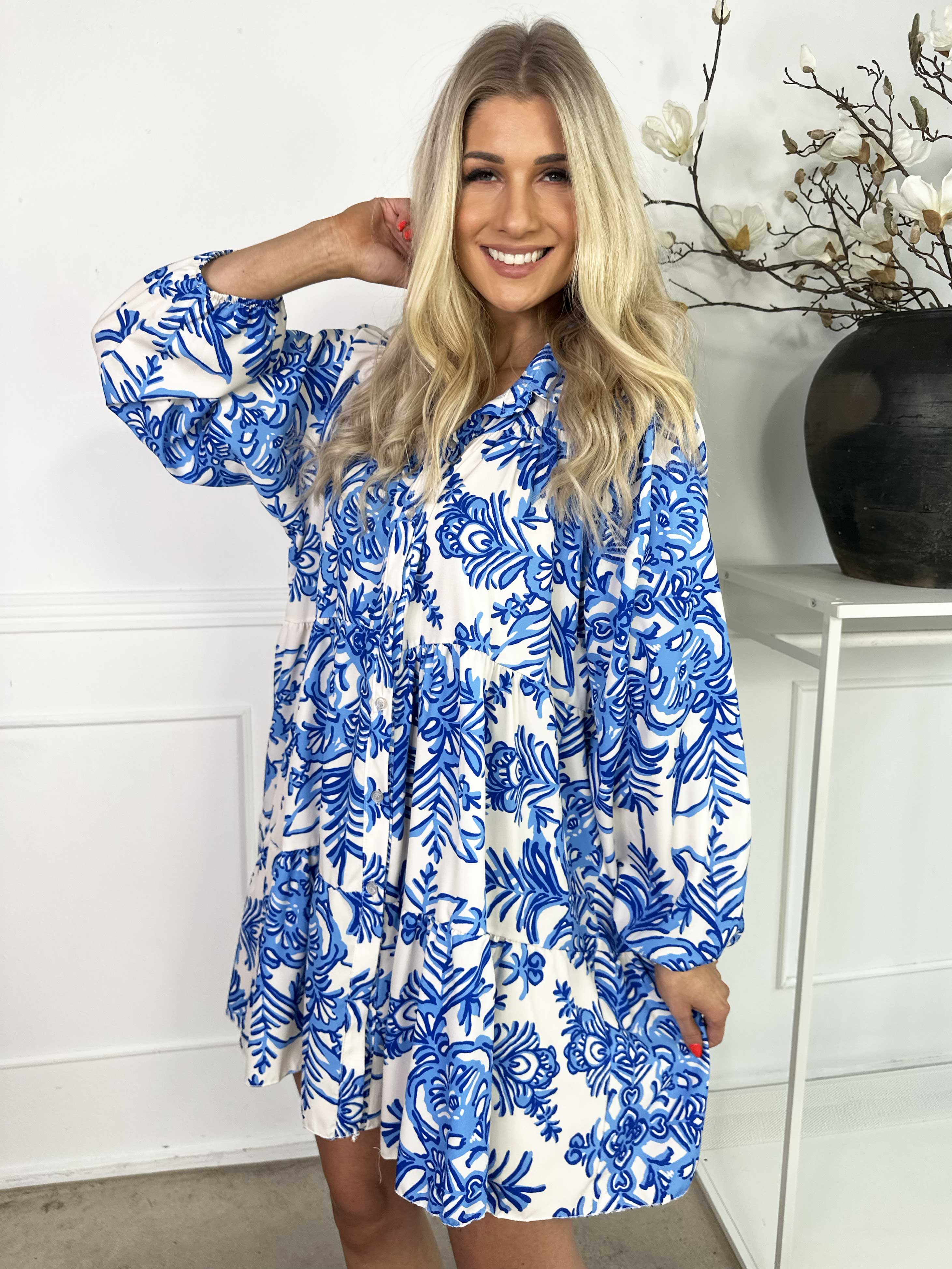 Sophie - Mønstret skjortekjole i viskoseblanding med flæsekant