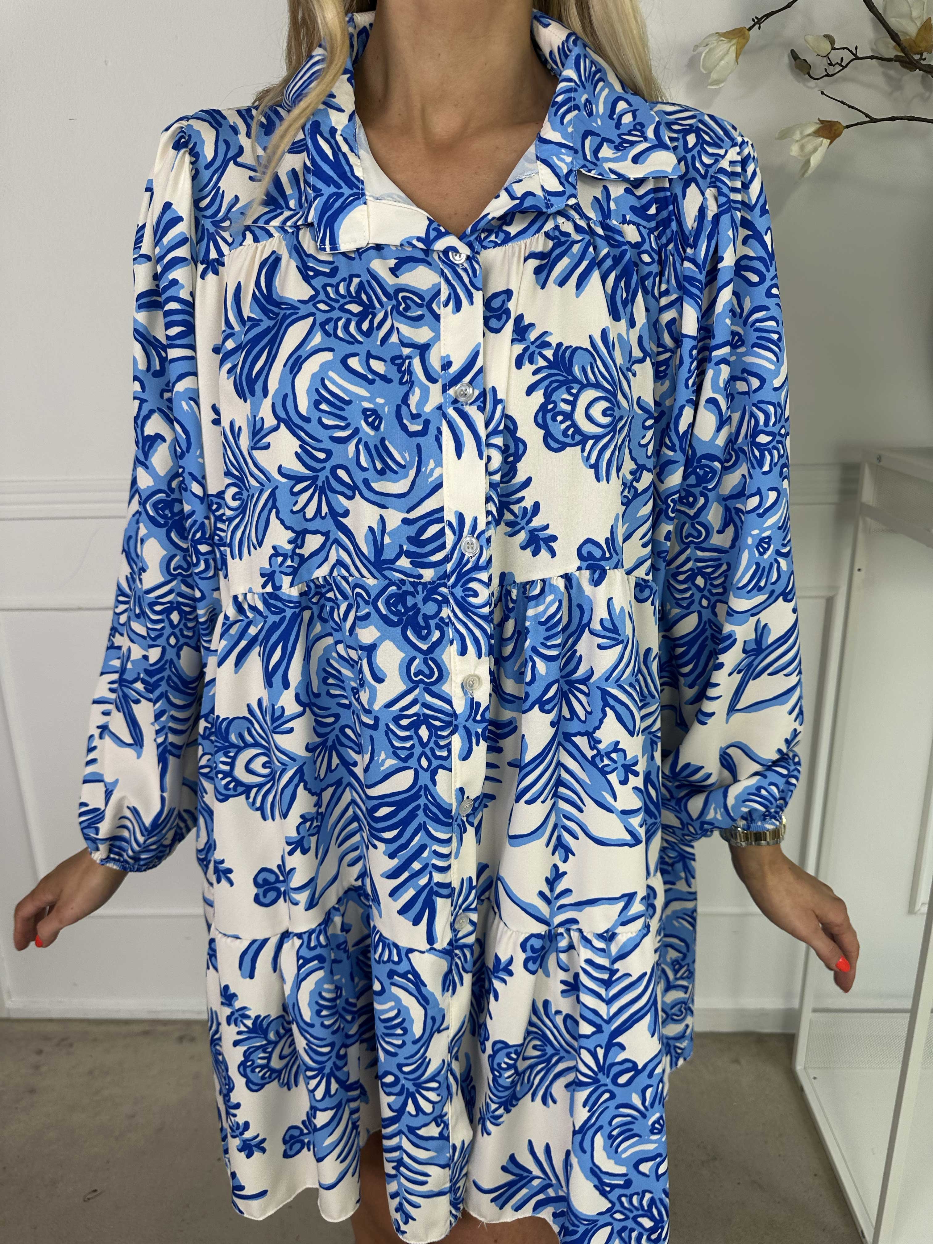 Sophie - Mønstret skjortekjole i viskoseblanding med flæsekant