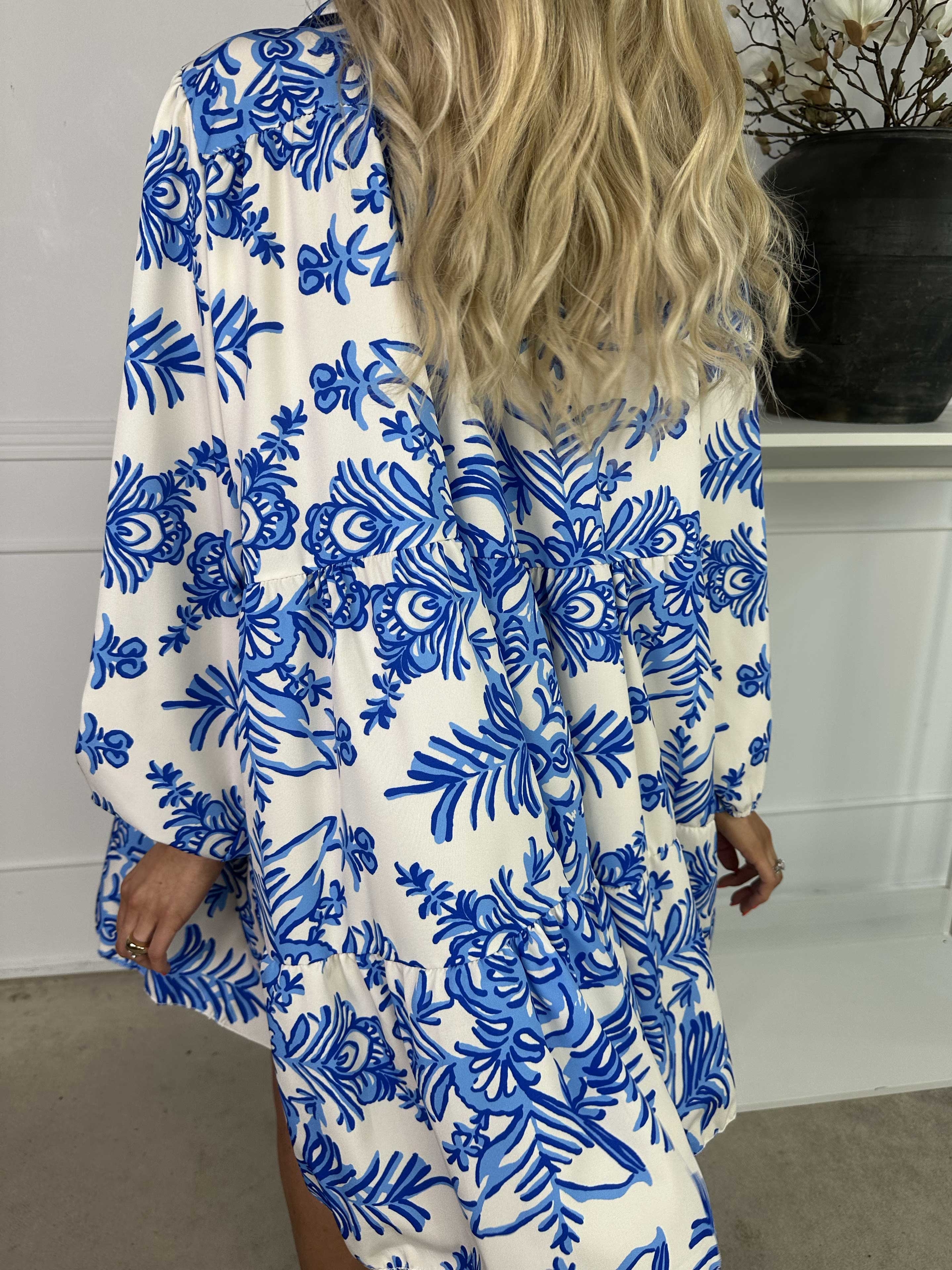 Sophie - Mønstret skjortekjole i viskoseblanding med flæsekant