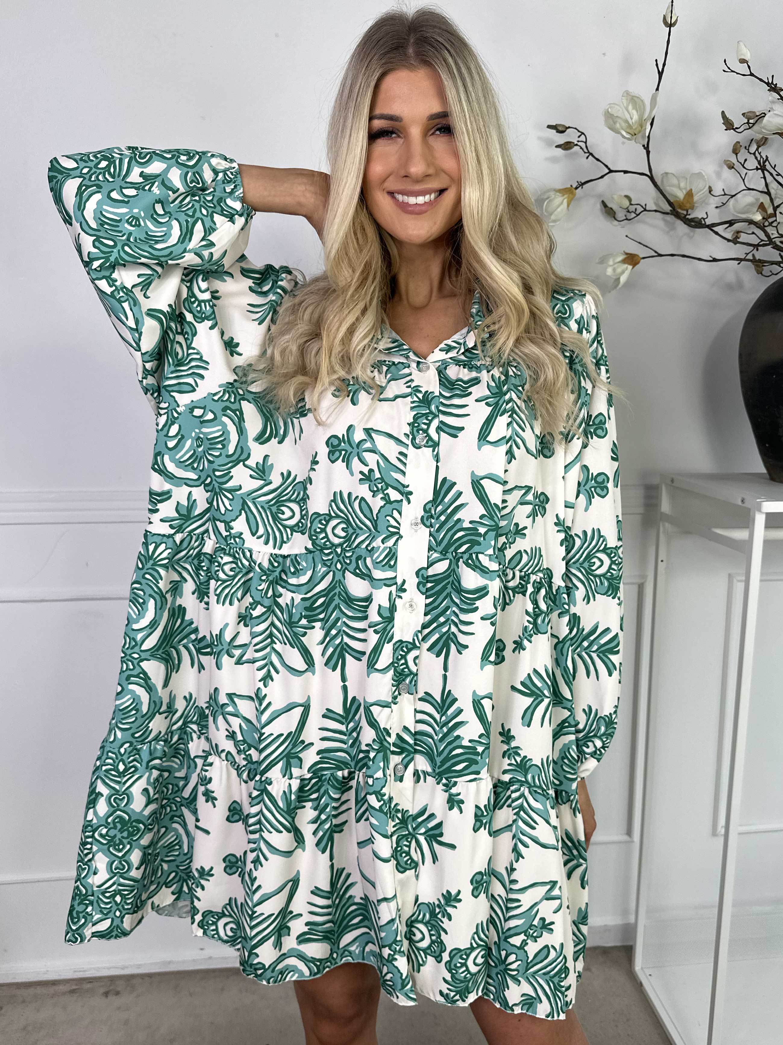 Sophie - Mønstret skjortekjole i viskoseblanding med flæsekant