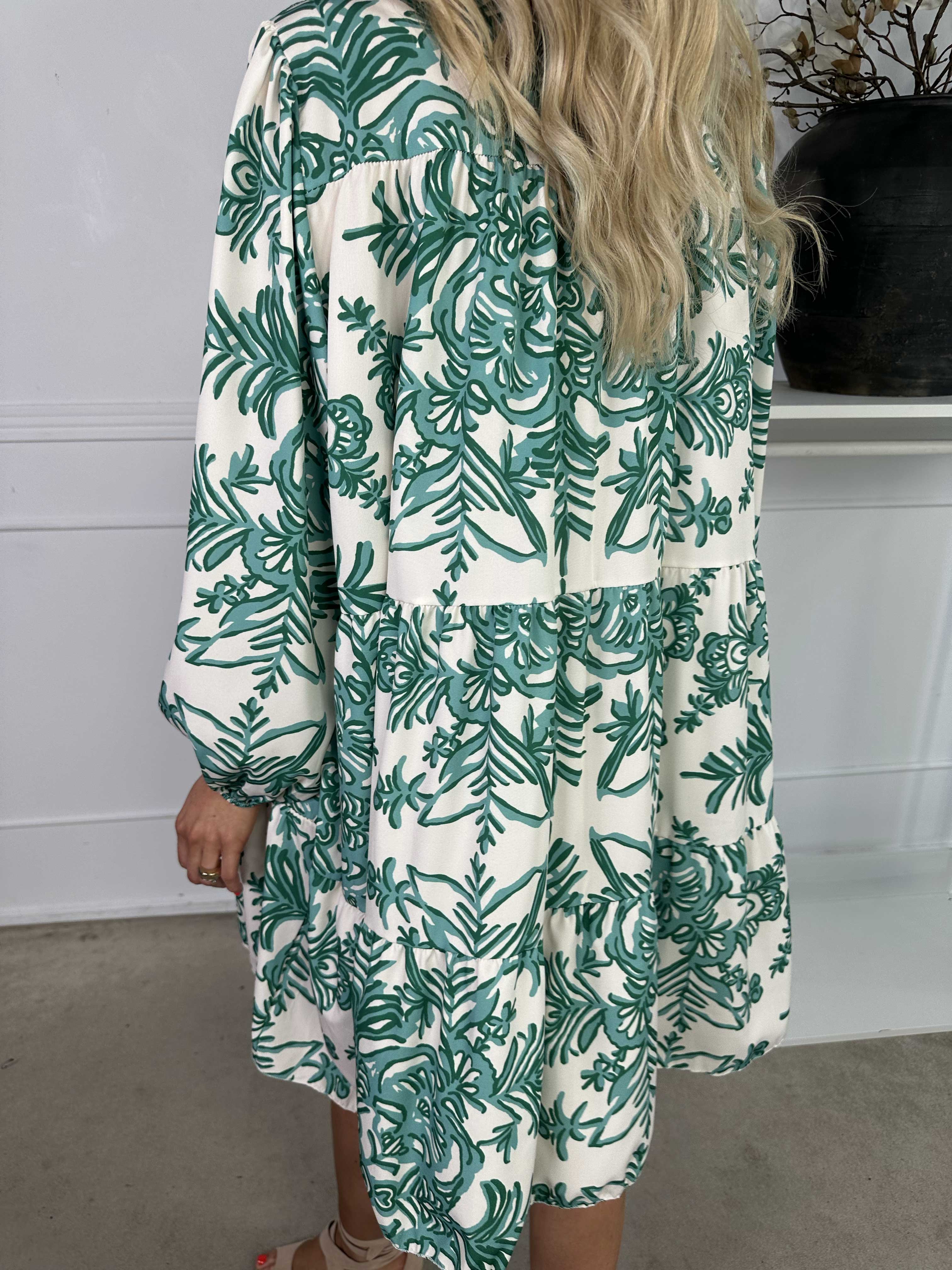 Sophie - Mønstret skjortekjole i viskoseblanding med flæsekant