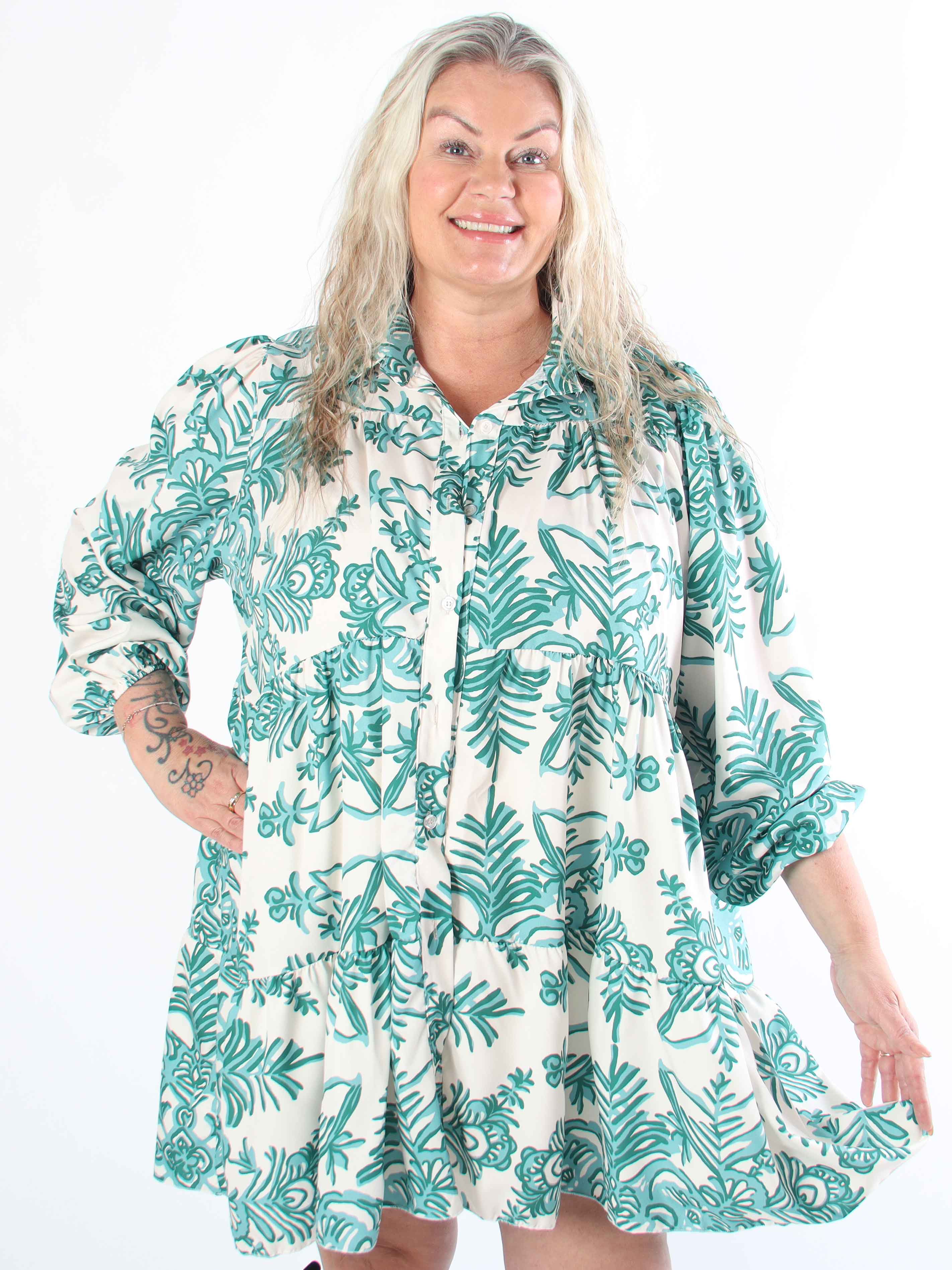 Sophie - Mønstret plus size skjortekjole i viskoseblanding med flæsekant