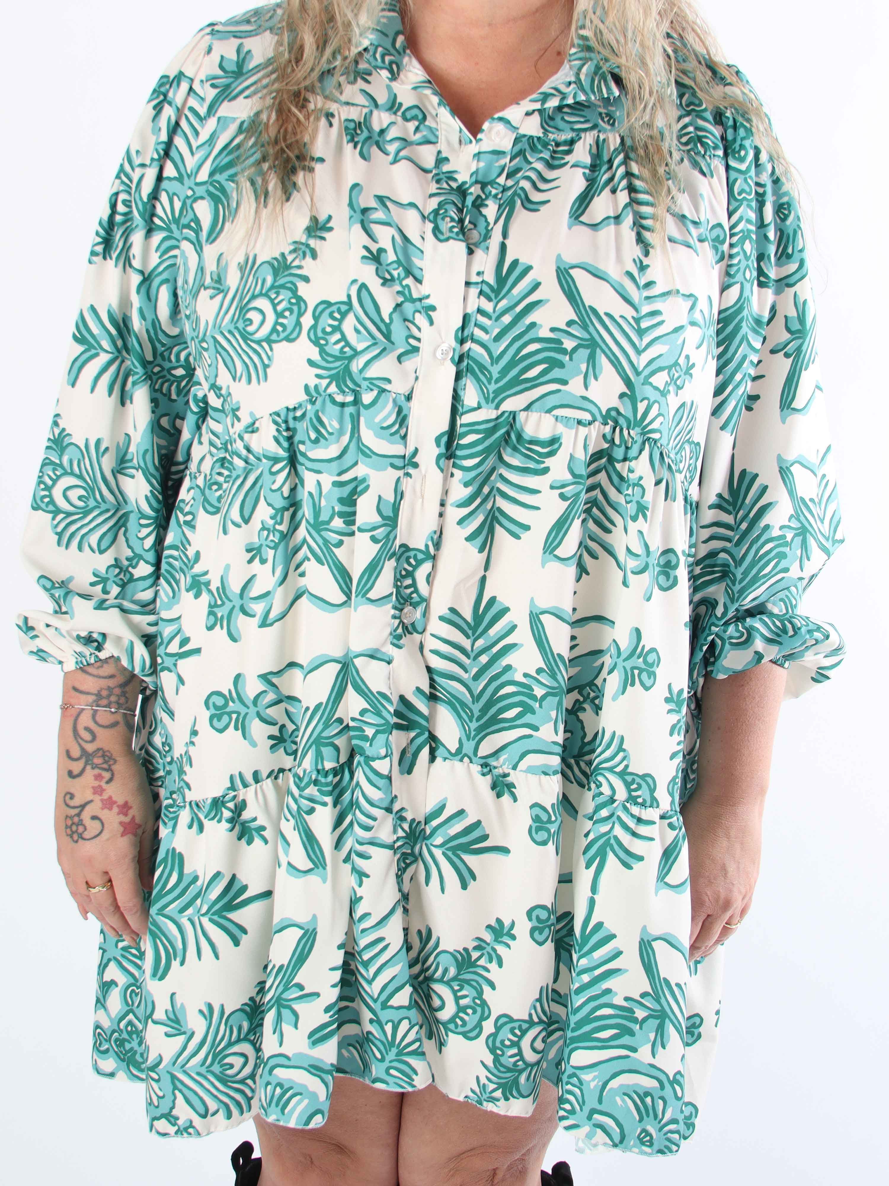 Sophie - Mønstret plus size skjortekjole i viskoseblanding med flæsekant