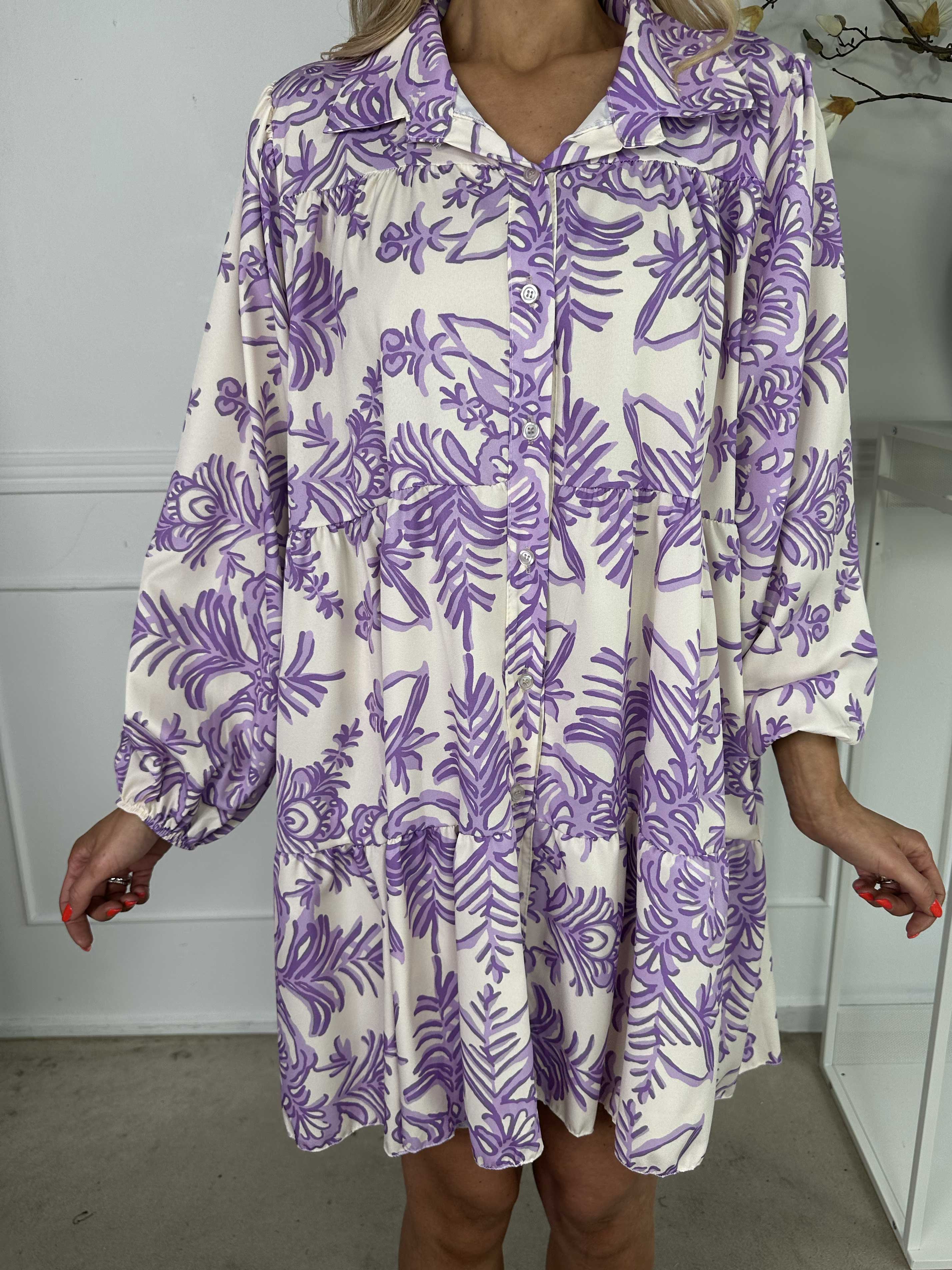 Sophie - Mønstret skjortekjole i viskoseblanding med flæsekant