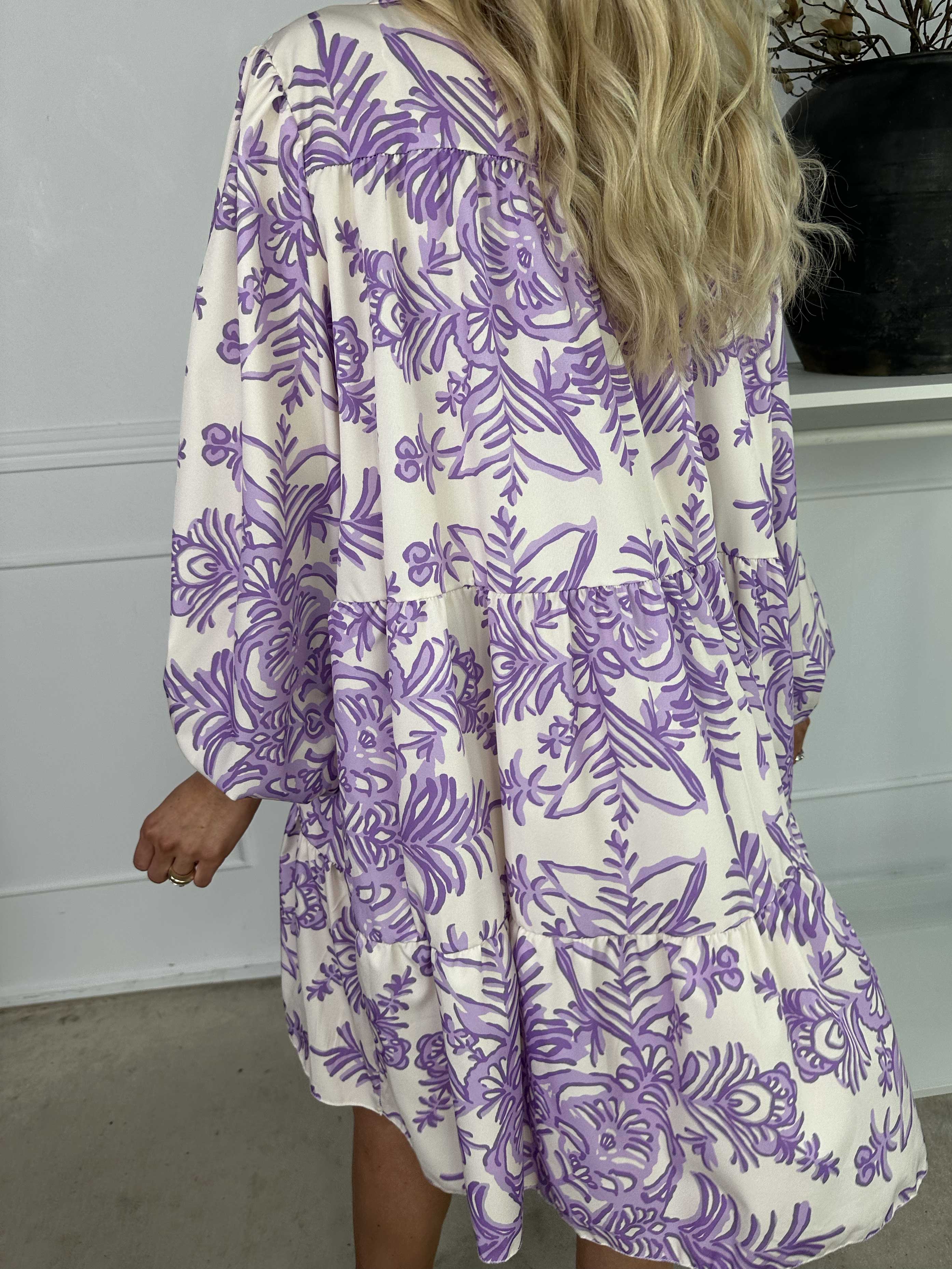 Sophie - Mønstret skjortekjole i viskoseblanding med flæsekant