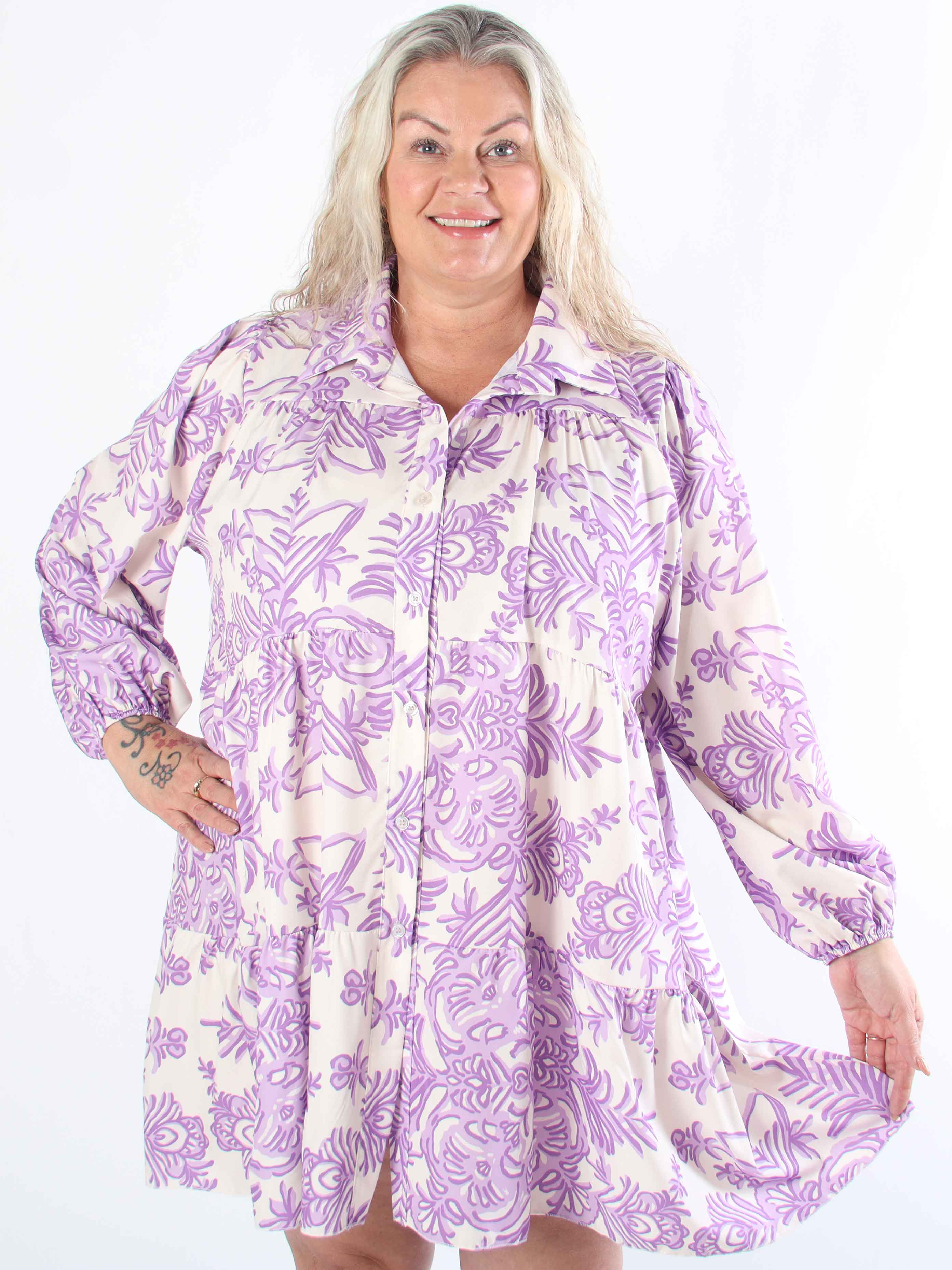 Sophie - Mønstret plus size skjortekjole i viskoseblanding med flæsekant