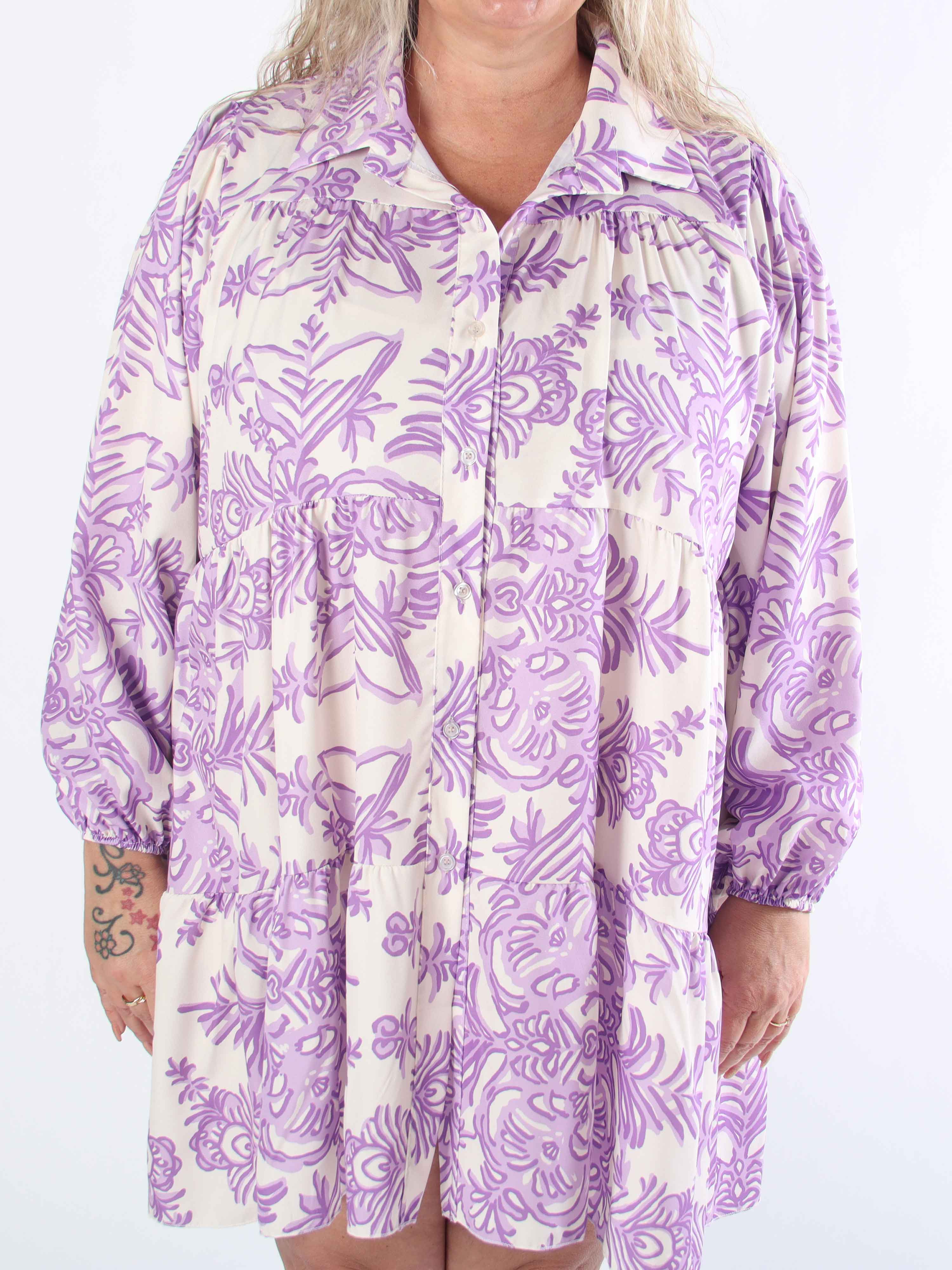 Sophie - Mønstret plus size skjortekjole i viskoseblanding med flæsekant