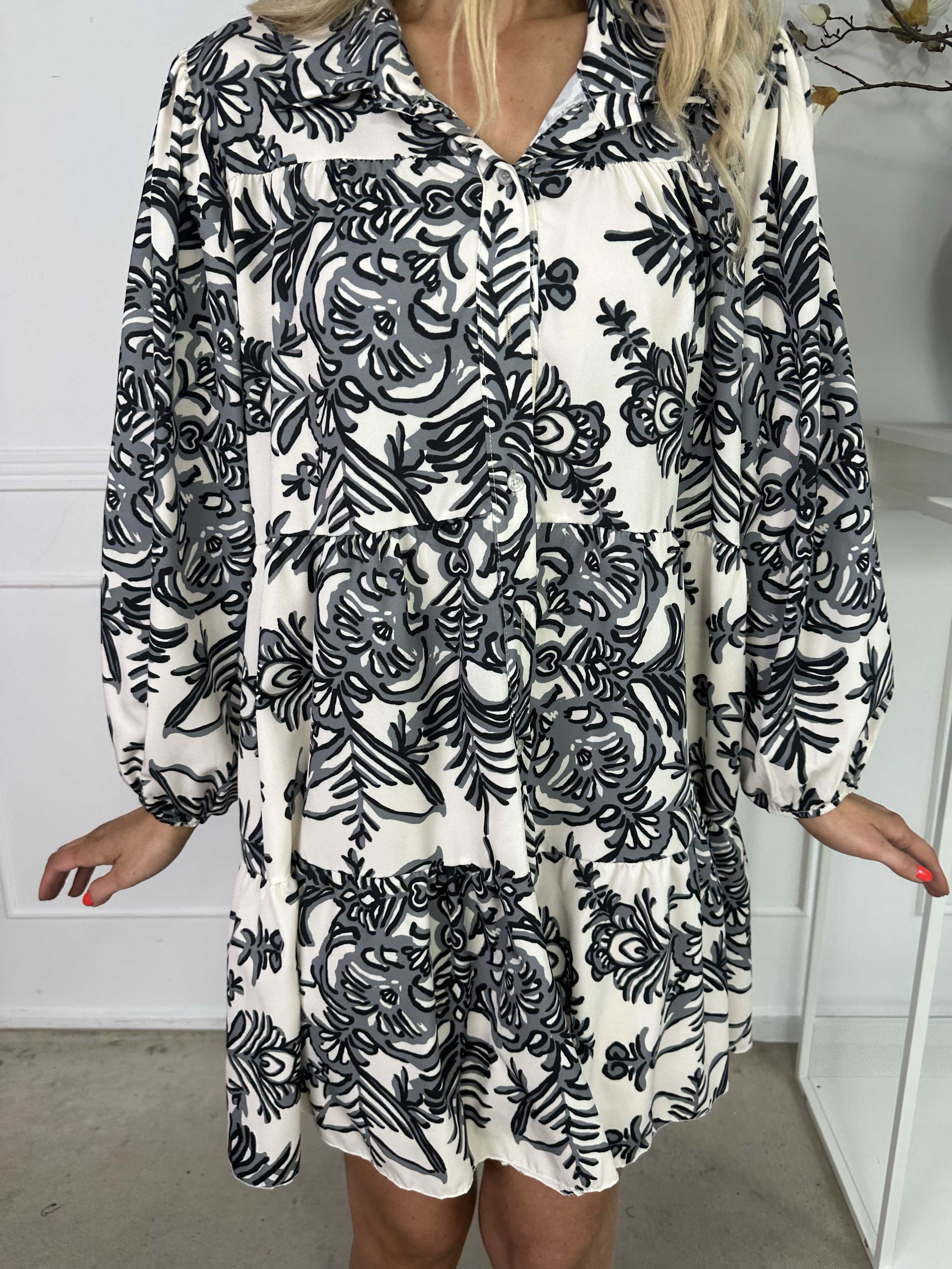 Sophie - Mønstret skjortekjole i viskoseblanding med flæsekant